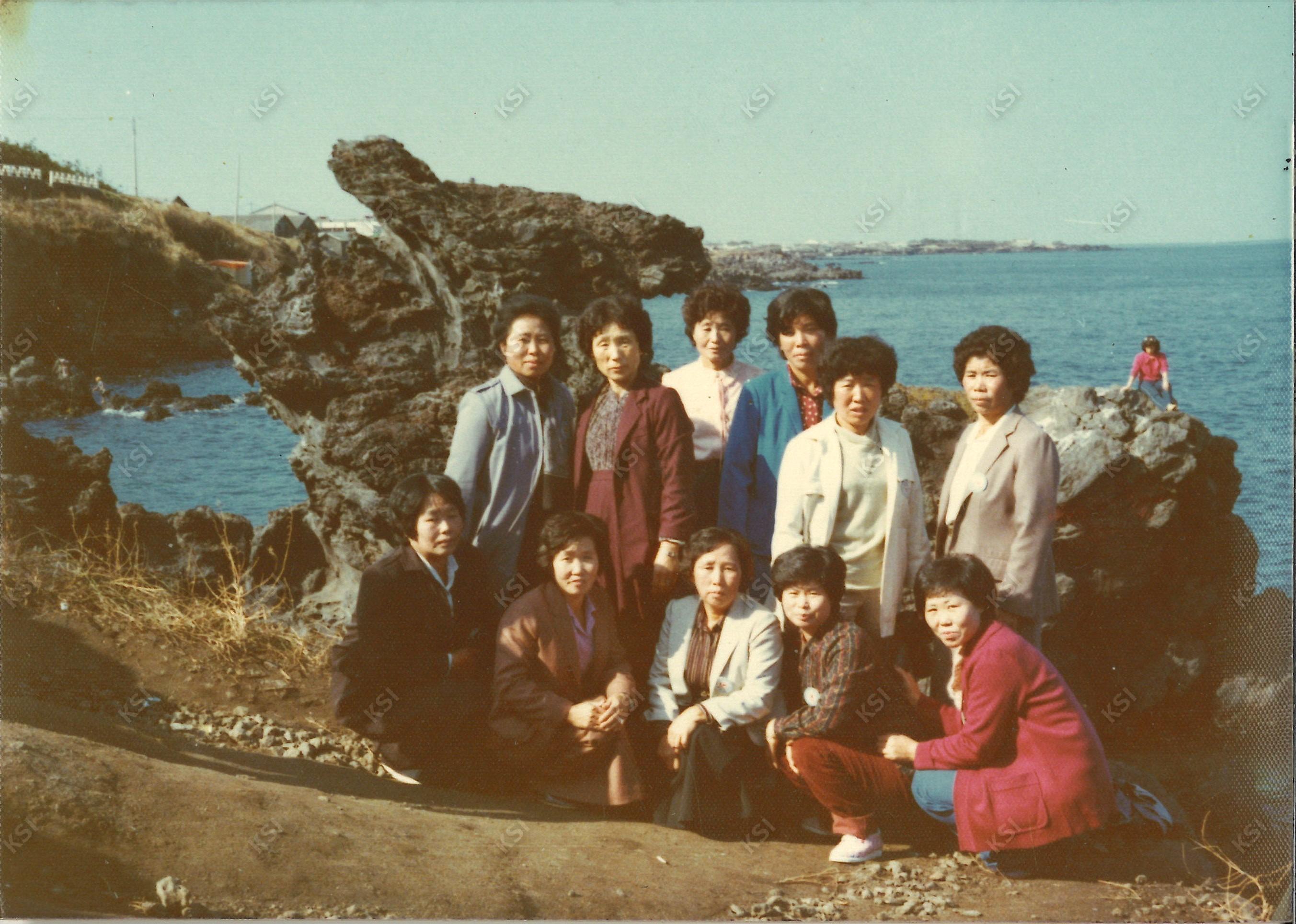 1981년 11월 제주도 용두암 앞에서
