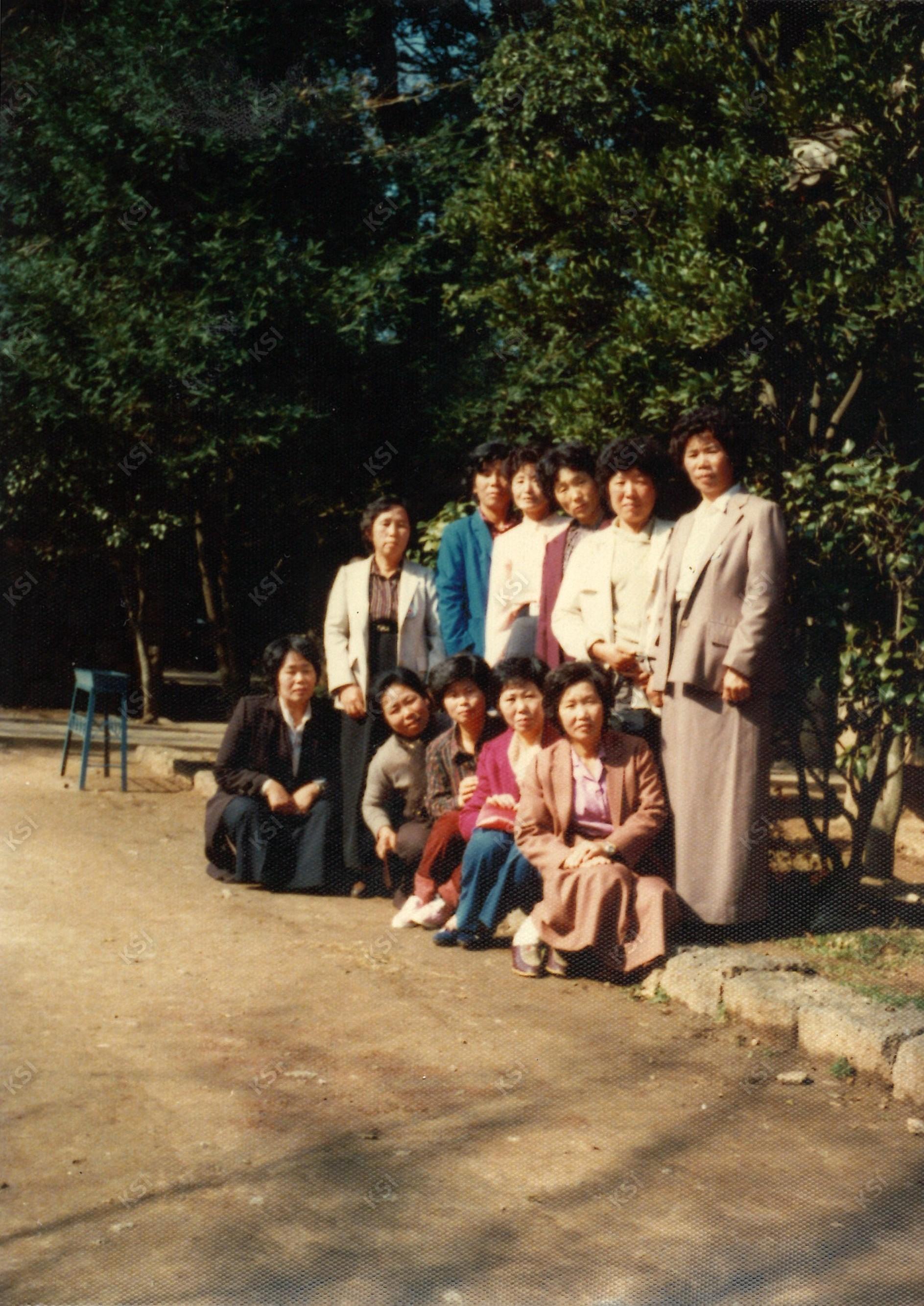1981년 11월 제주도에서 동백나무를 배경으로