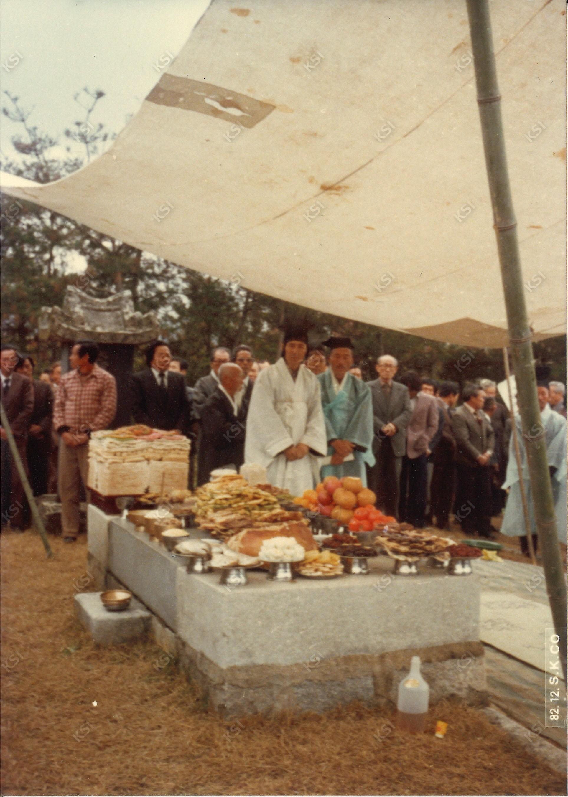 1982년 시사재 앞에서
