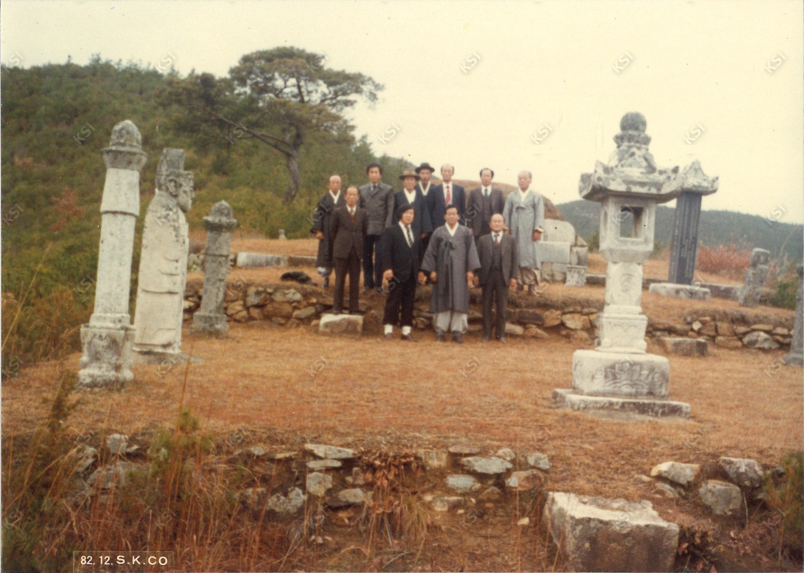 1982년 시제 때 묘소 앞에서