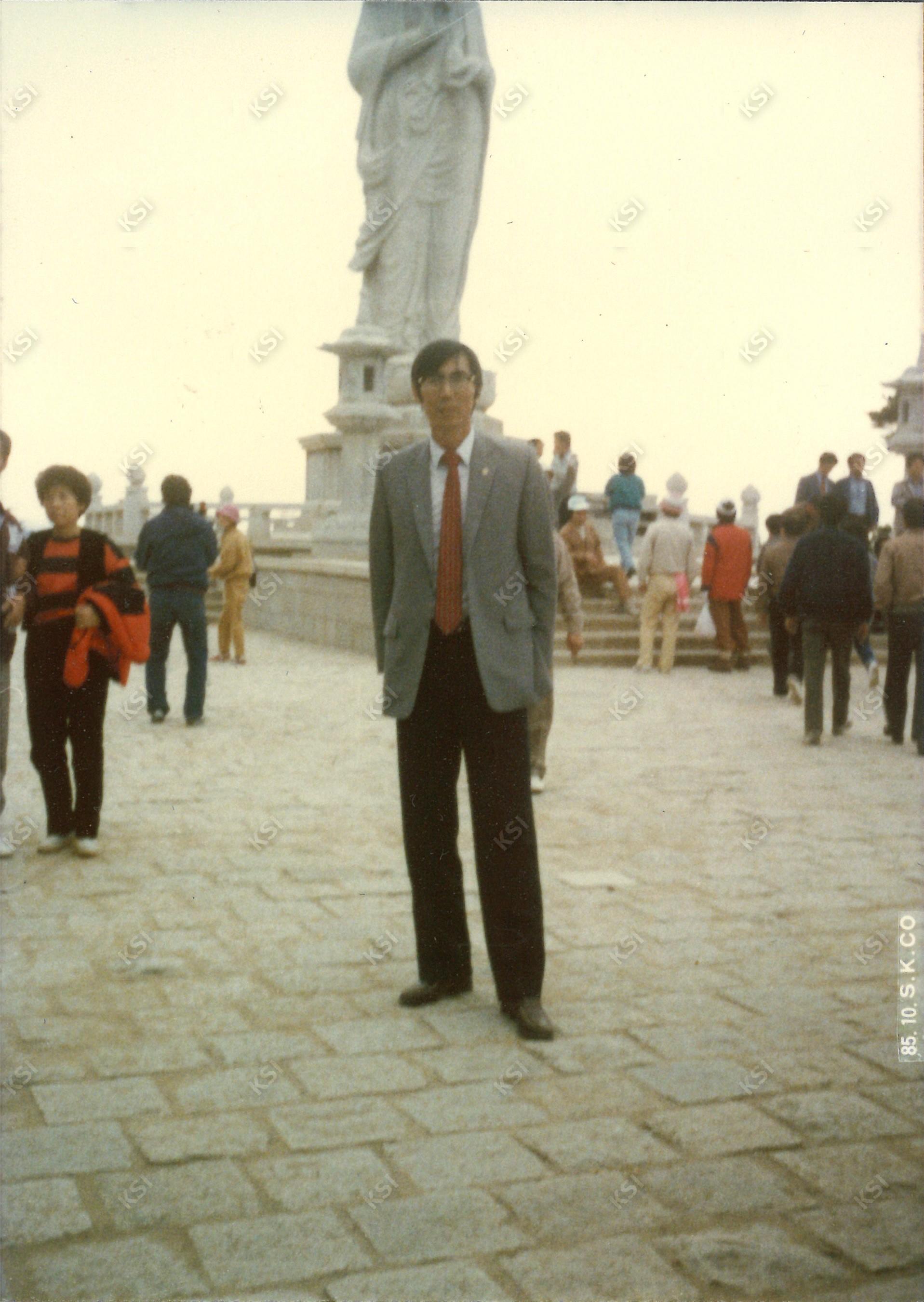 1985년 10월 낙산사 해수관음상 앞에서
