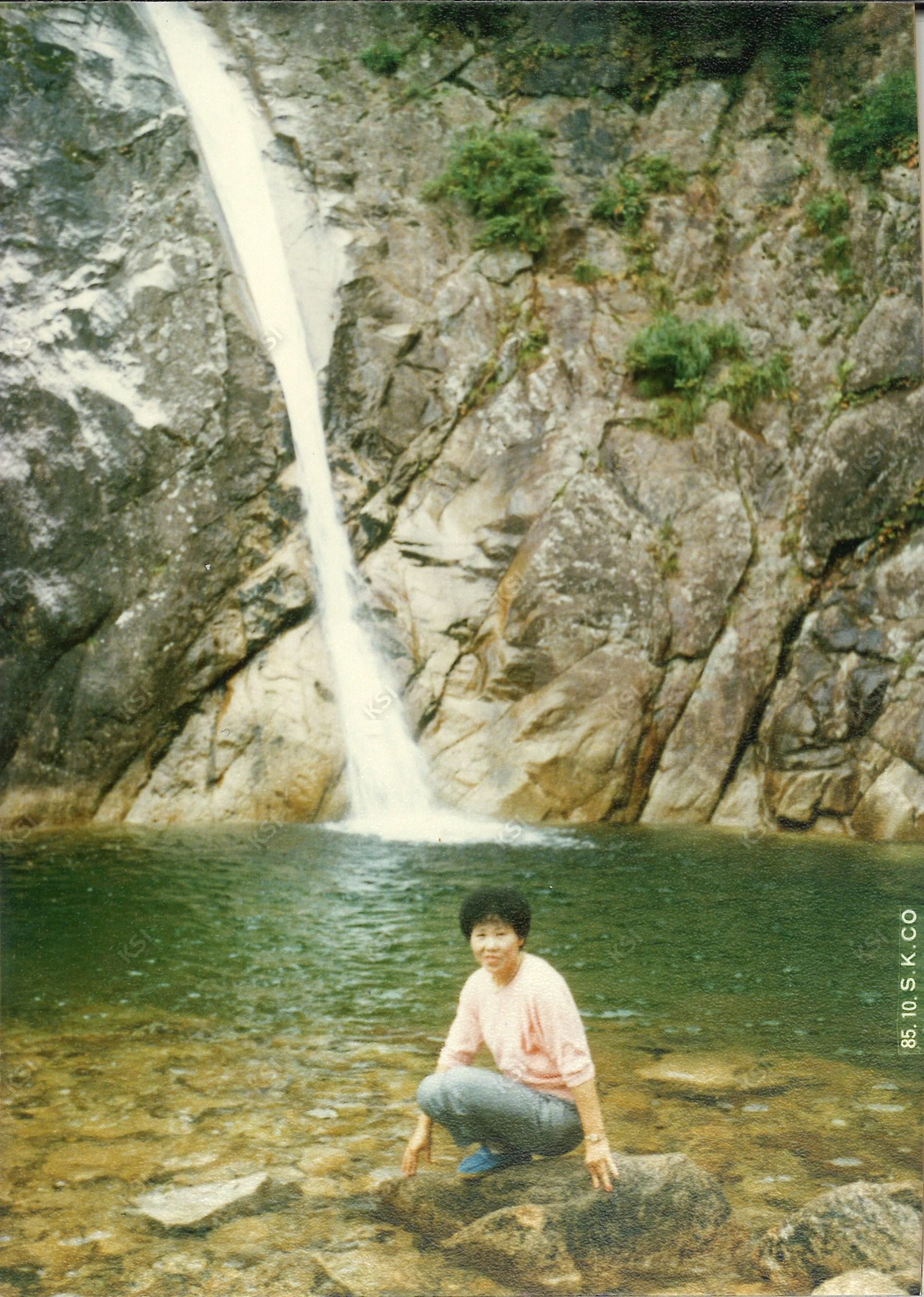 1985년 10월 설악산 비룡폭포에서