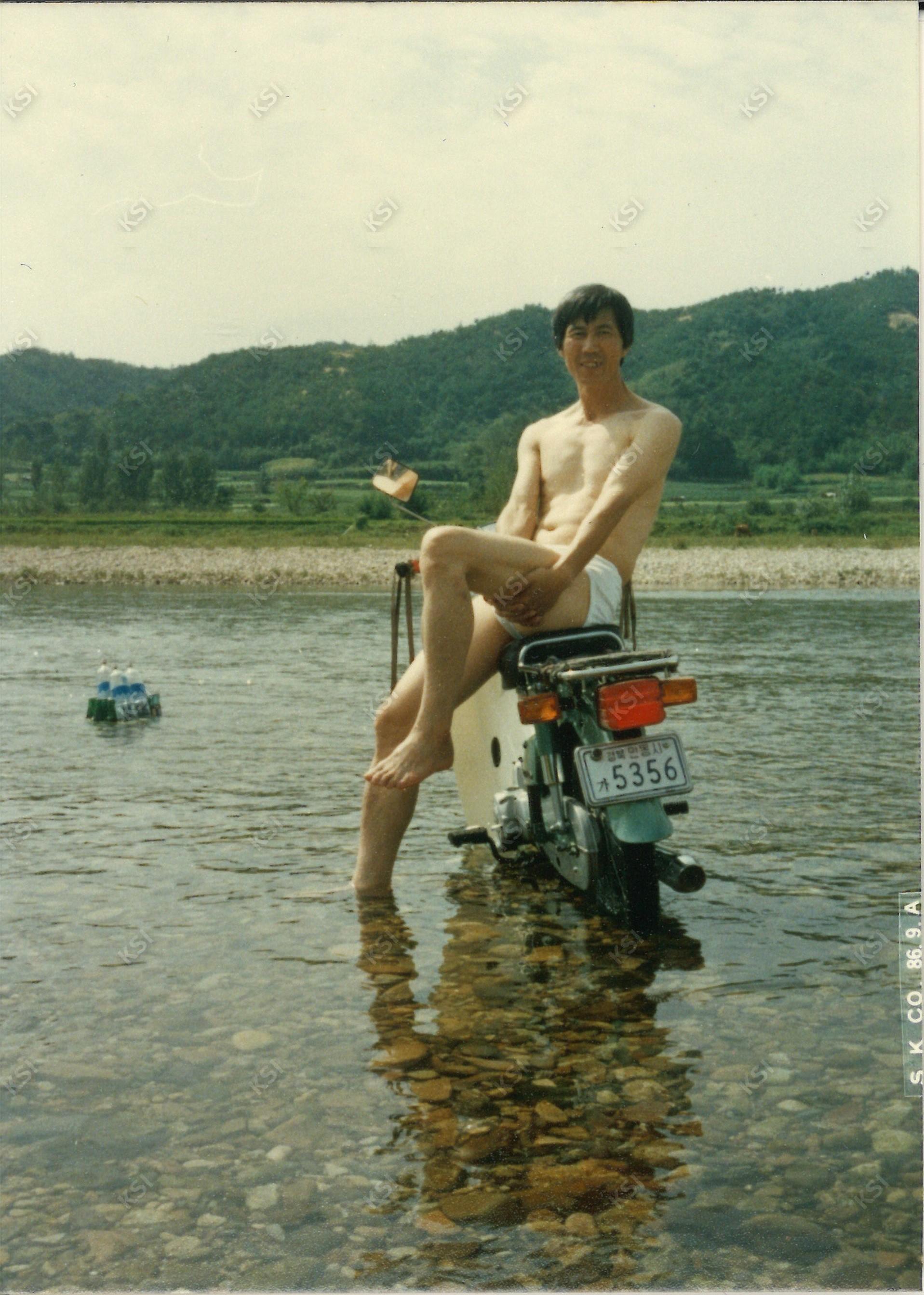 1986년 9월 강 안에 오토바이를 세워두고