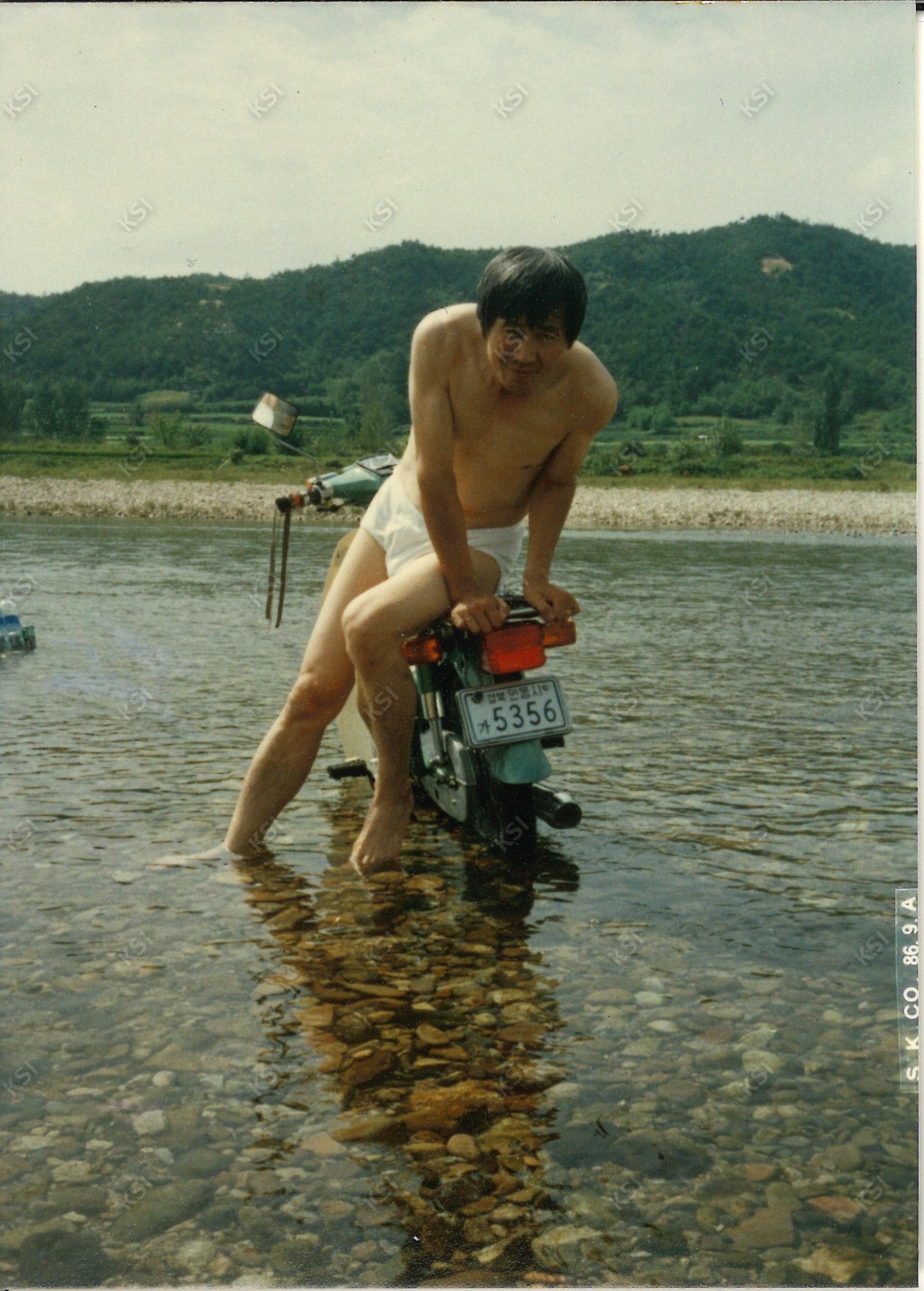 1986년 9월 강 안에 오토바이를 세워두고