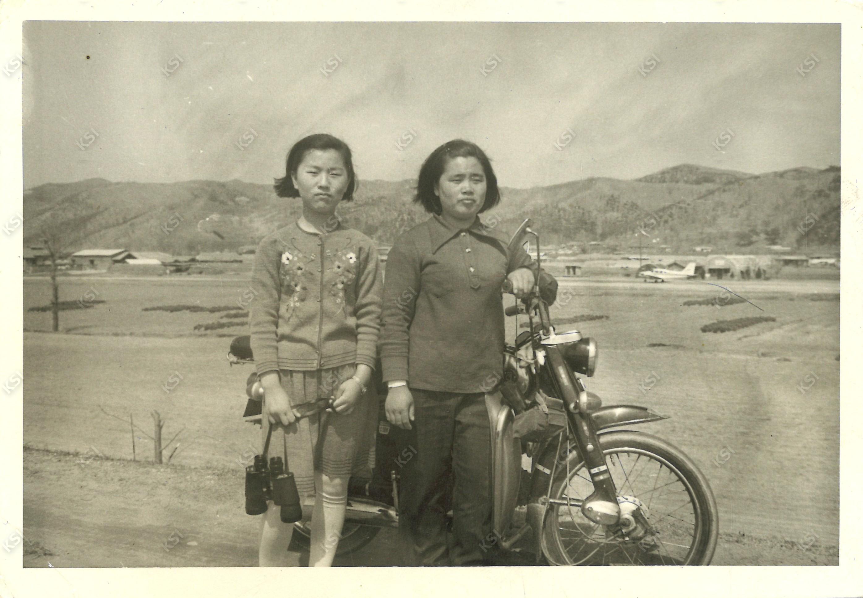 1971년 형부의 오토바이를 타고 용상 비행장 옆 둑방 길에서