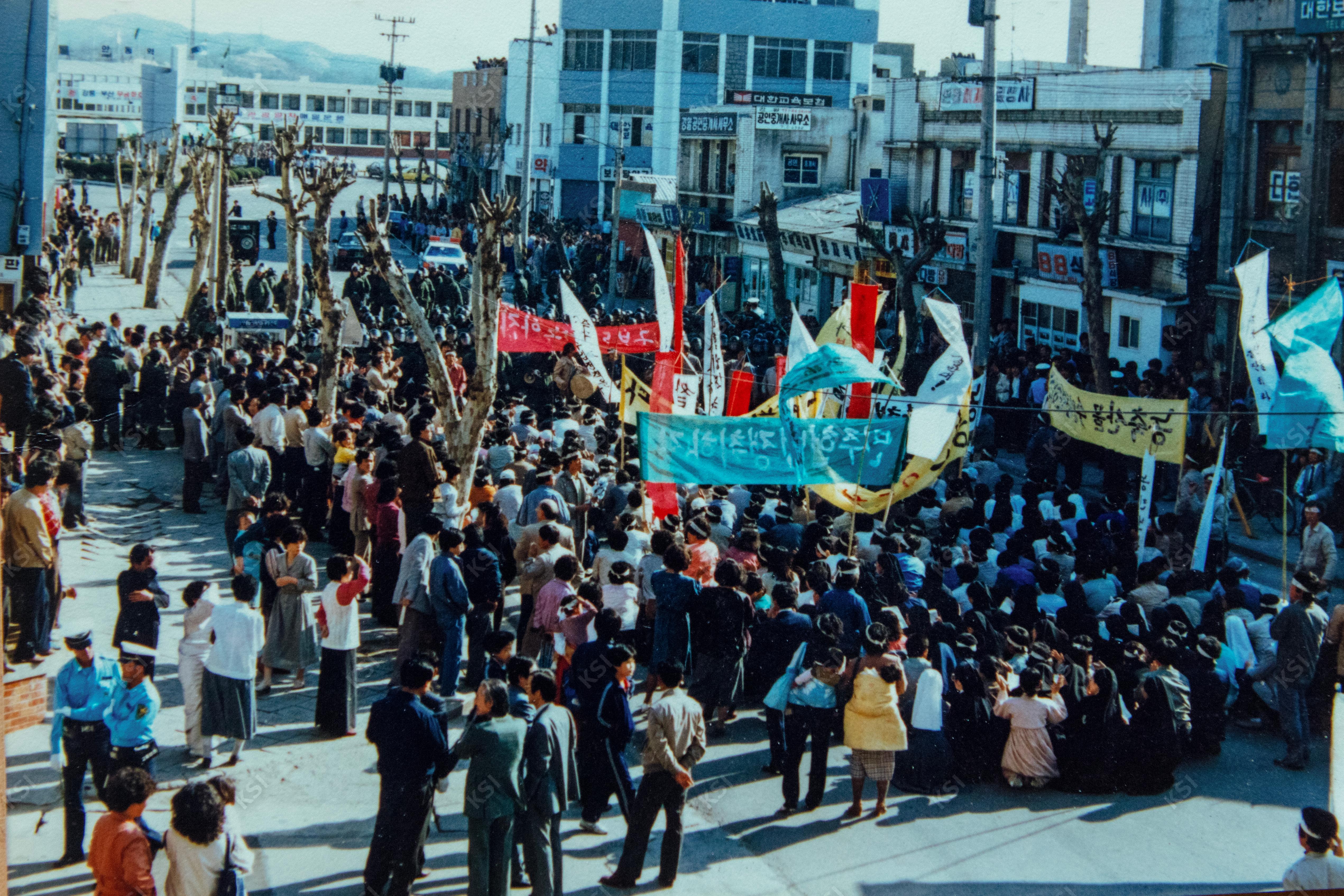 1980년대 안동역 앞에서 농축산물수입반대운동