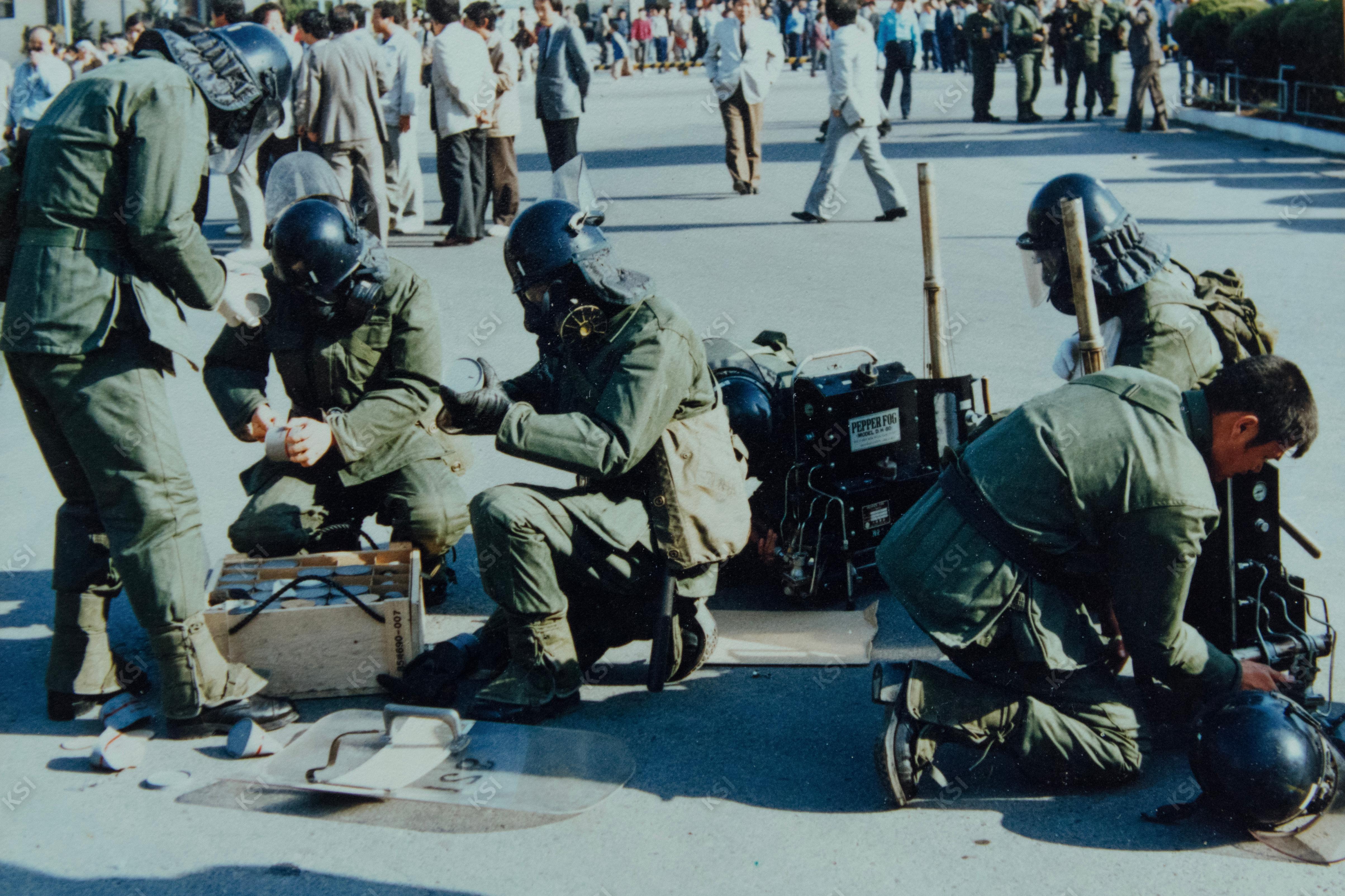 1987년 안동대학교 총학생회 4.19혁명 기념행진을 저지하려는 군병력