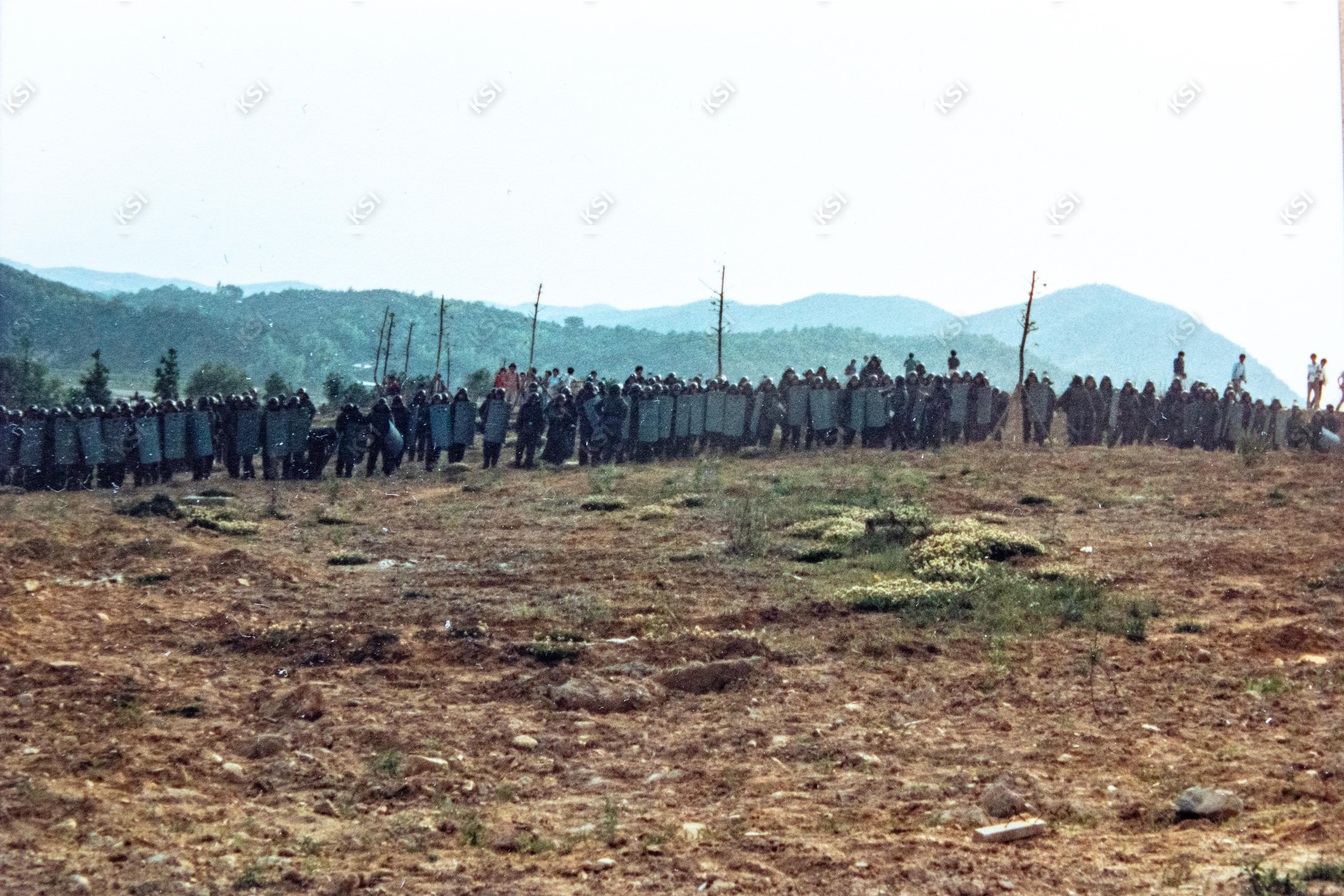 1987년 안동대학교 총학생회 4.19혁명 기념행진을 저지하려는 군병력
