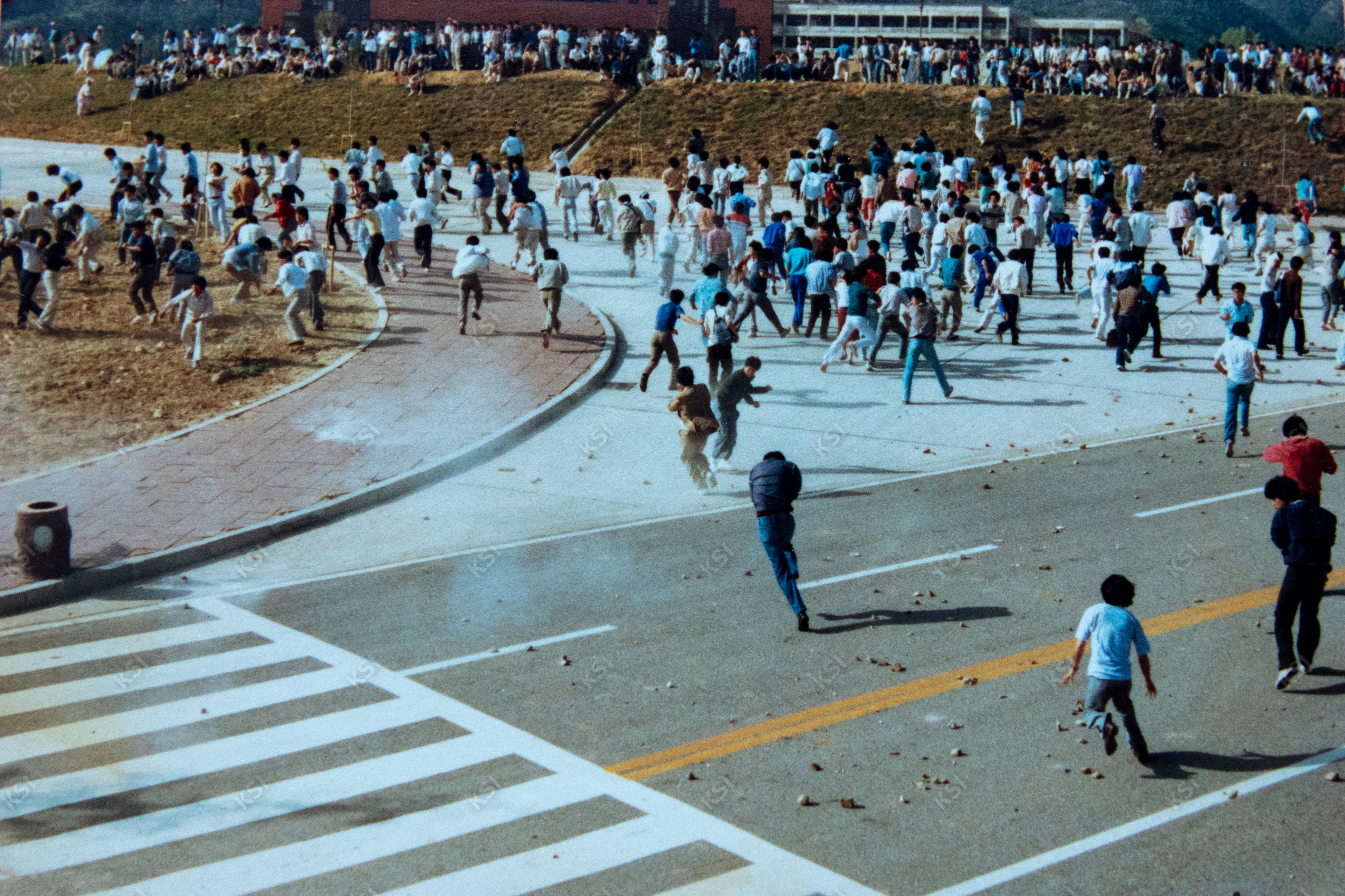 1987년 안동대학교에서 군병력에 대항하여 시위하는 학생들