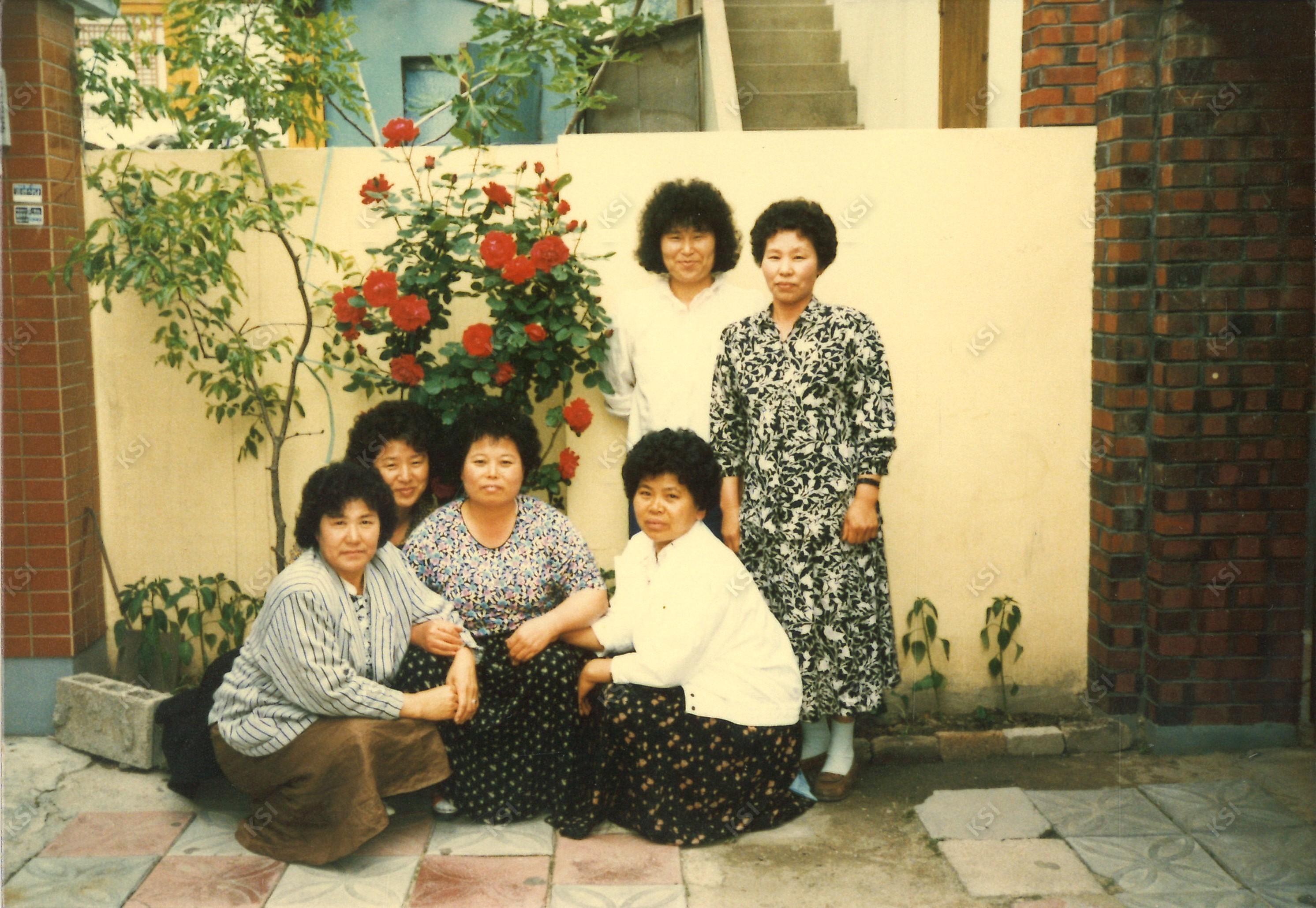 1970년대 용상동 자택 앞 골목길에서