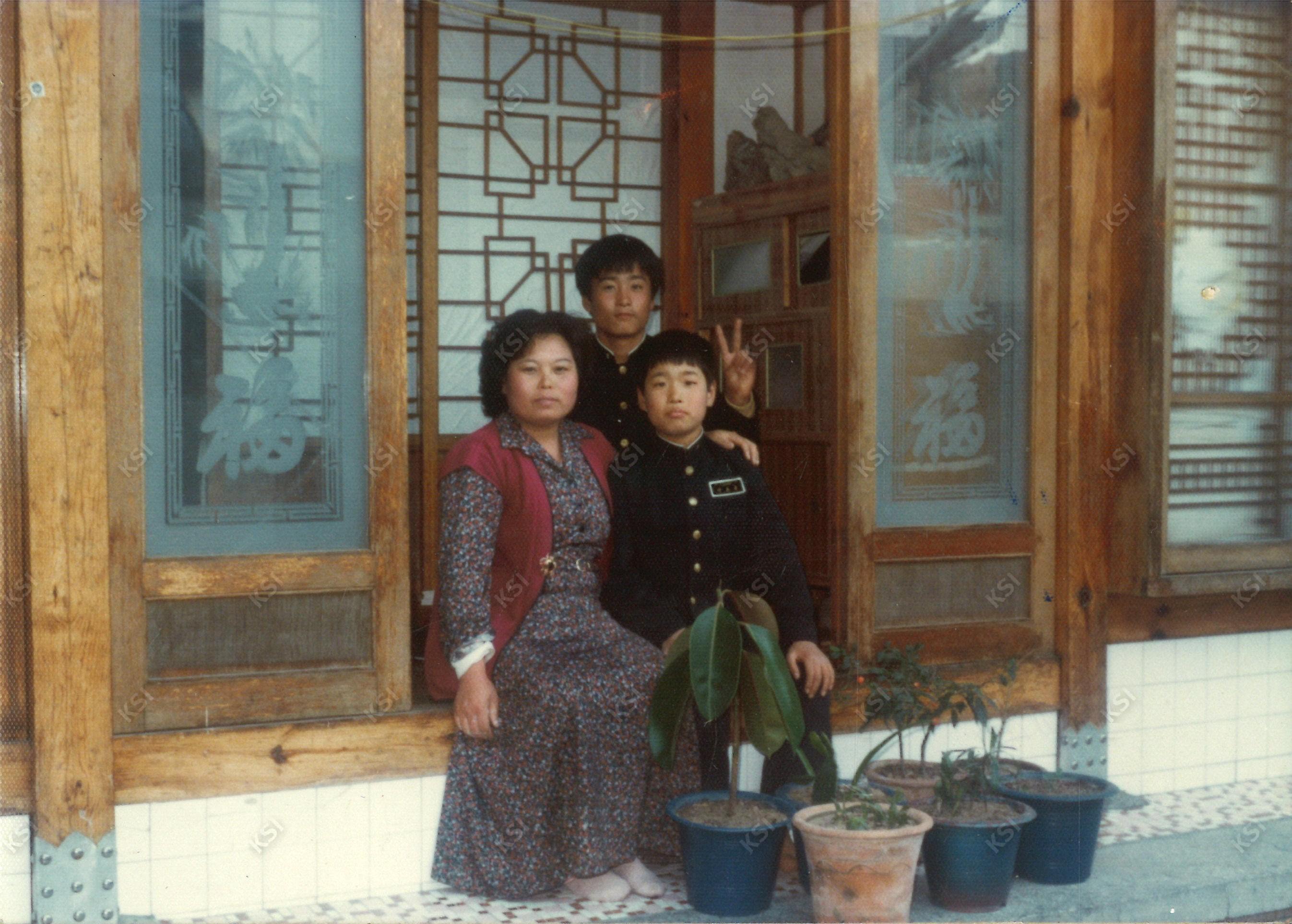 1970년대 용상동 자택에서 잔치연을 벌이며