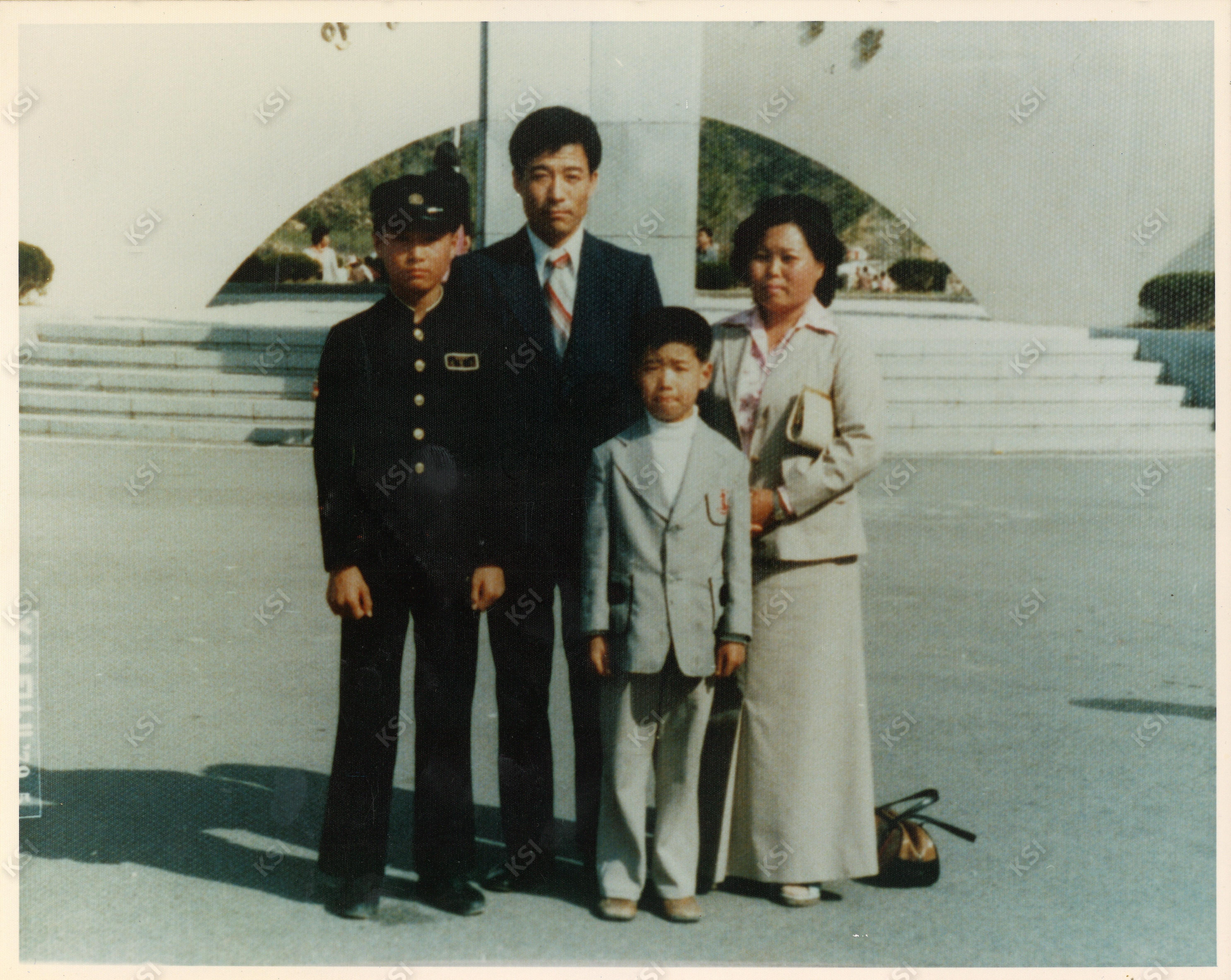 1979년 안동댐 준공탑 앞에서