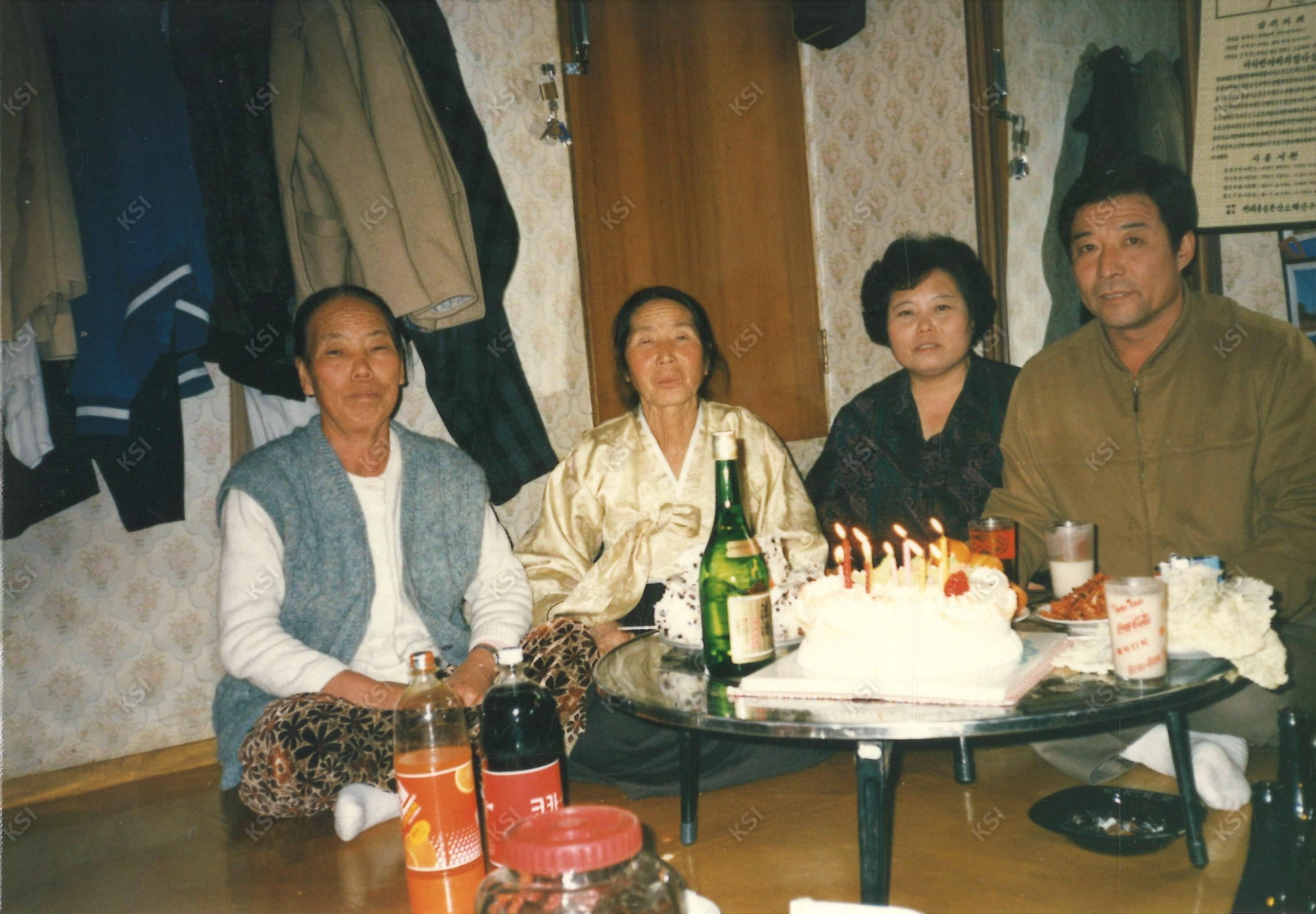 1980년대 용상동 자택에서 생일을 맞이하여