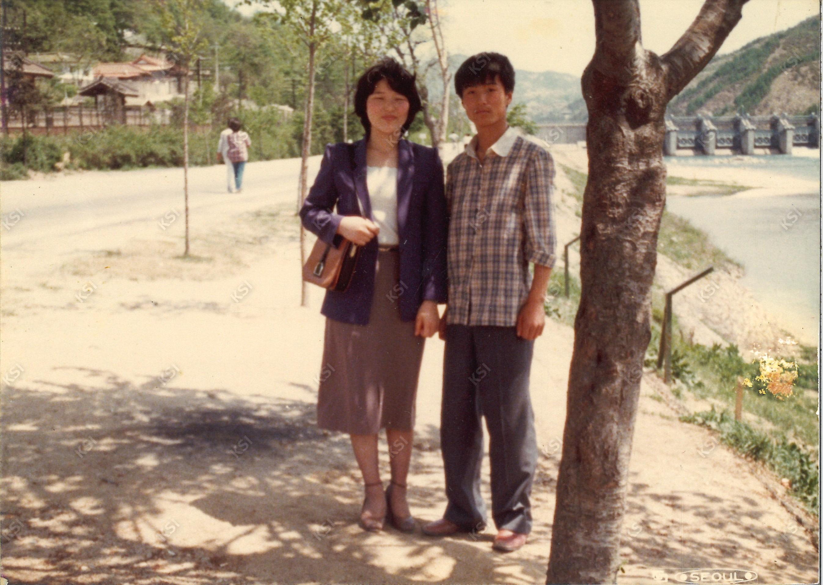 1982년 임청각 앞 도로에서 안동호 보조댐을 배경으로