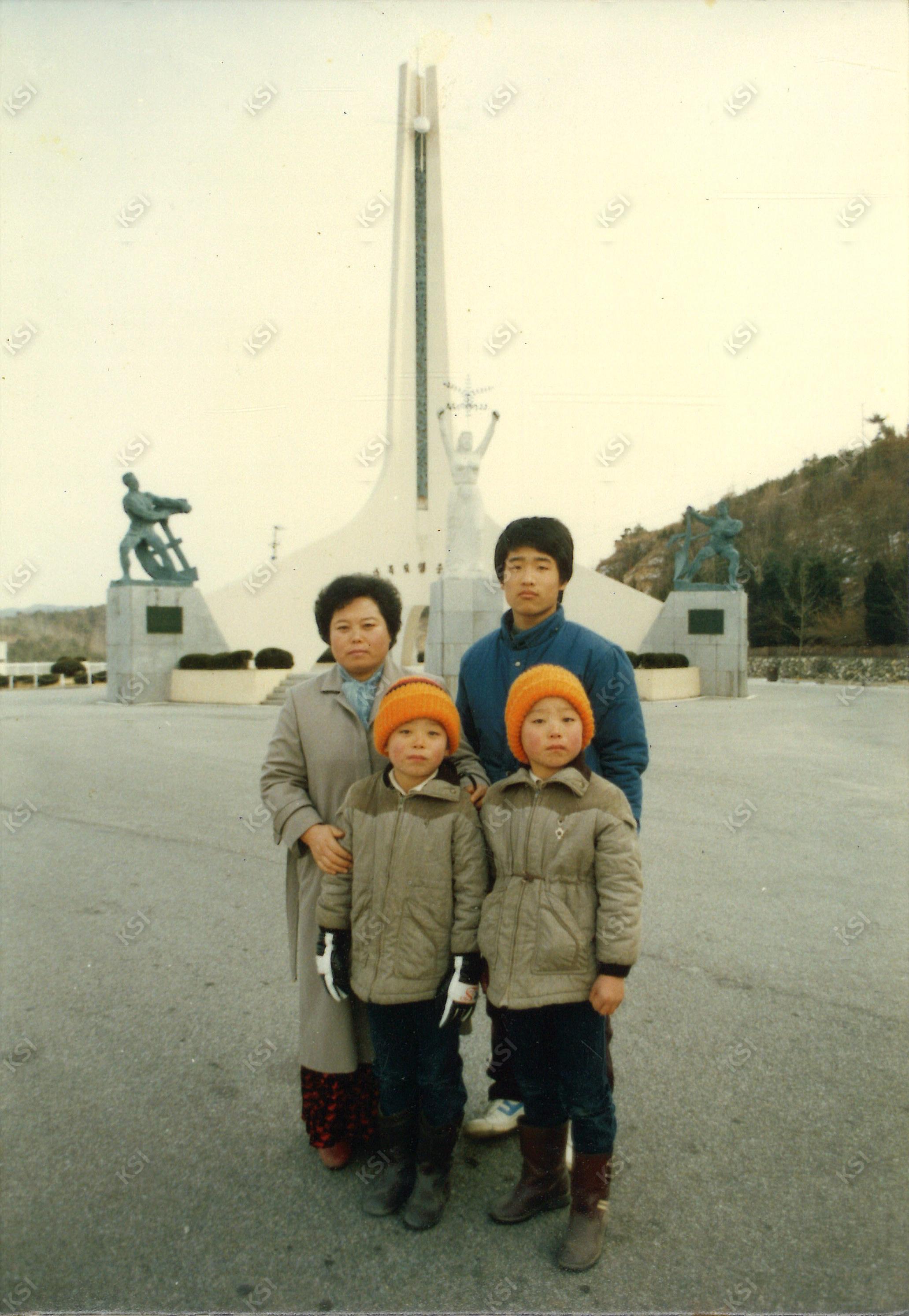 1986년 안동댐 준공탑 앞에서