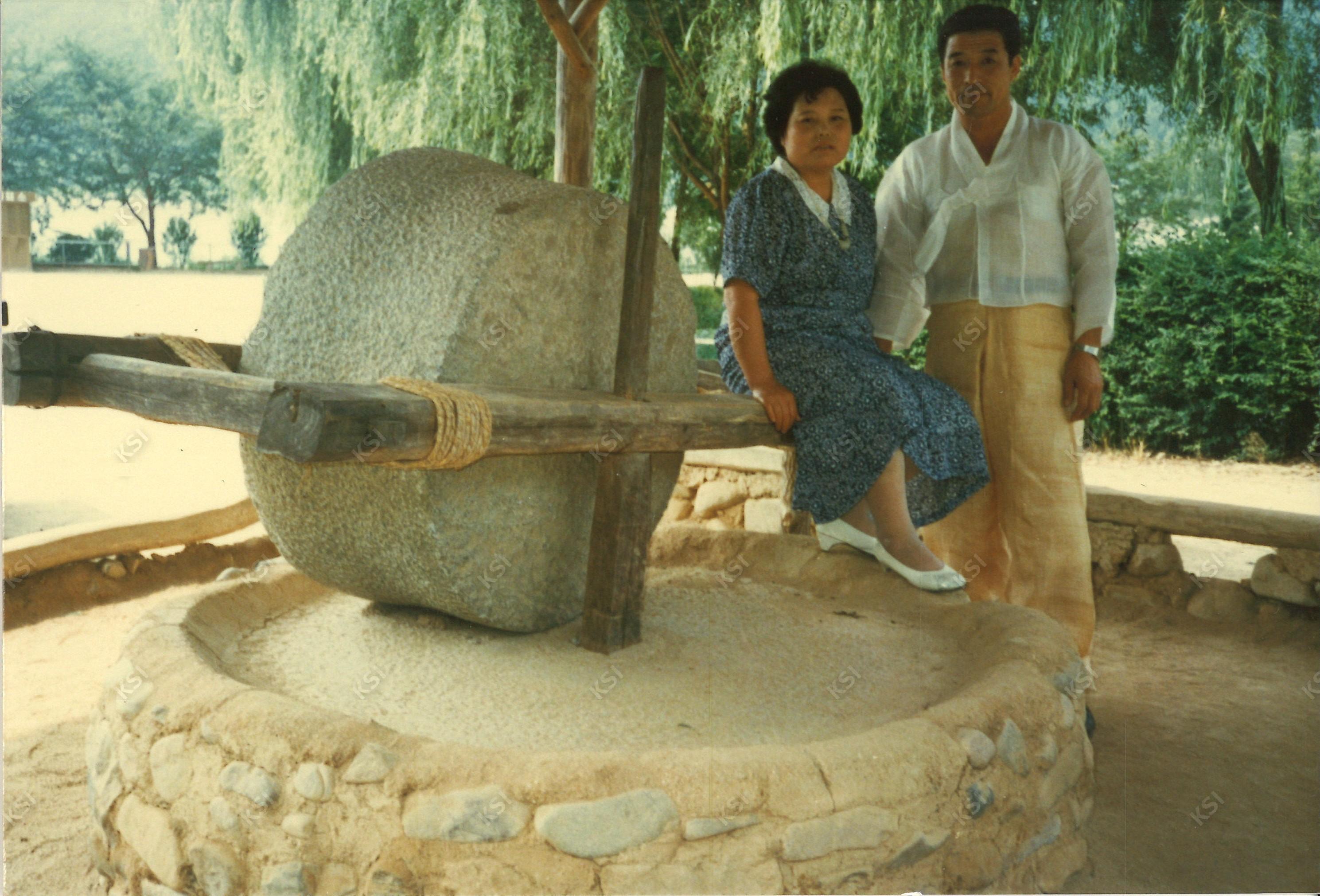 1990년대 초반 안동댐 민속촌 물래방아를 배경으로