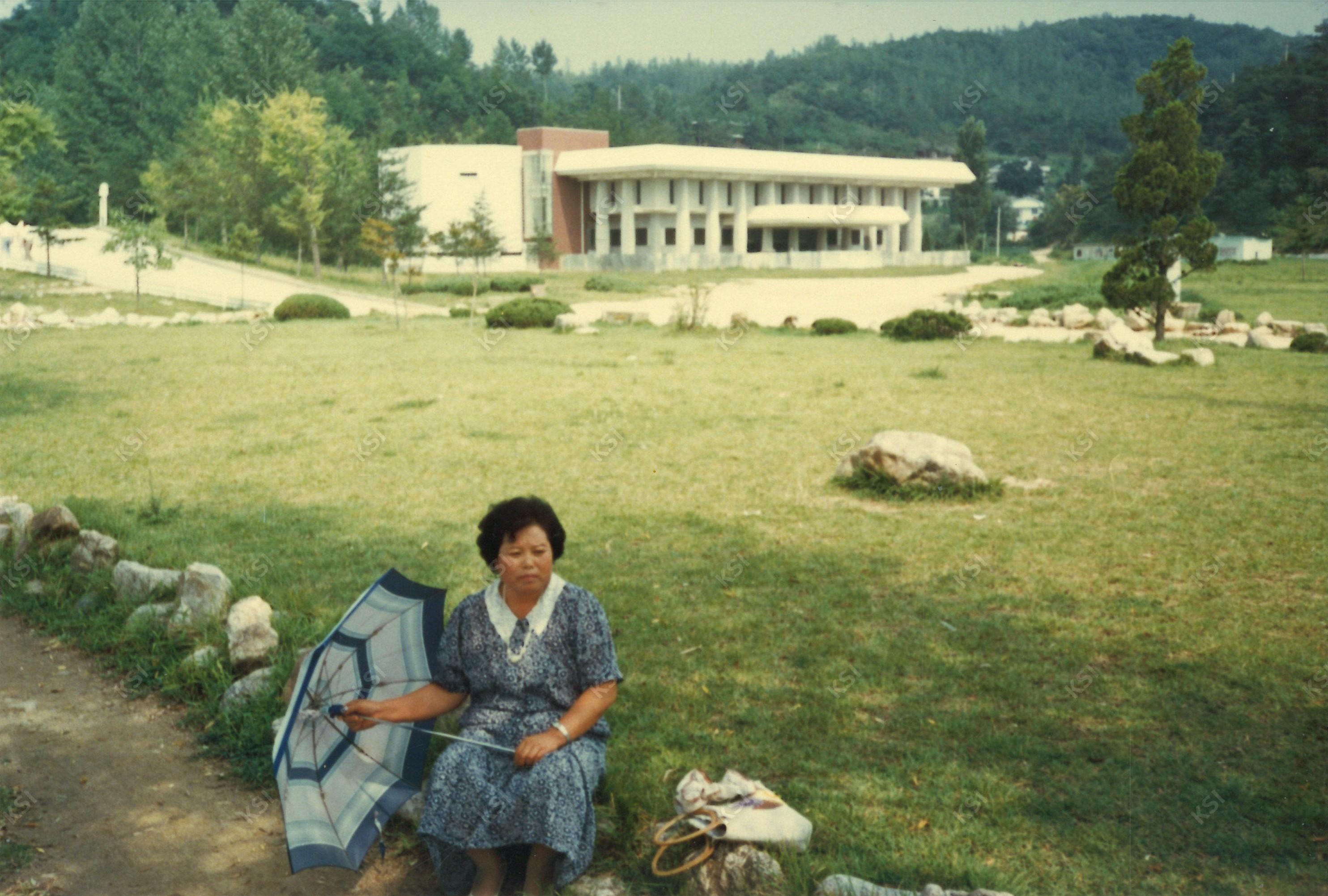 1990년대 초반 안동시립박물관 앞에서