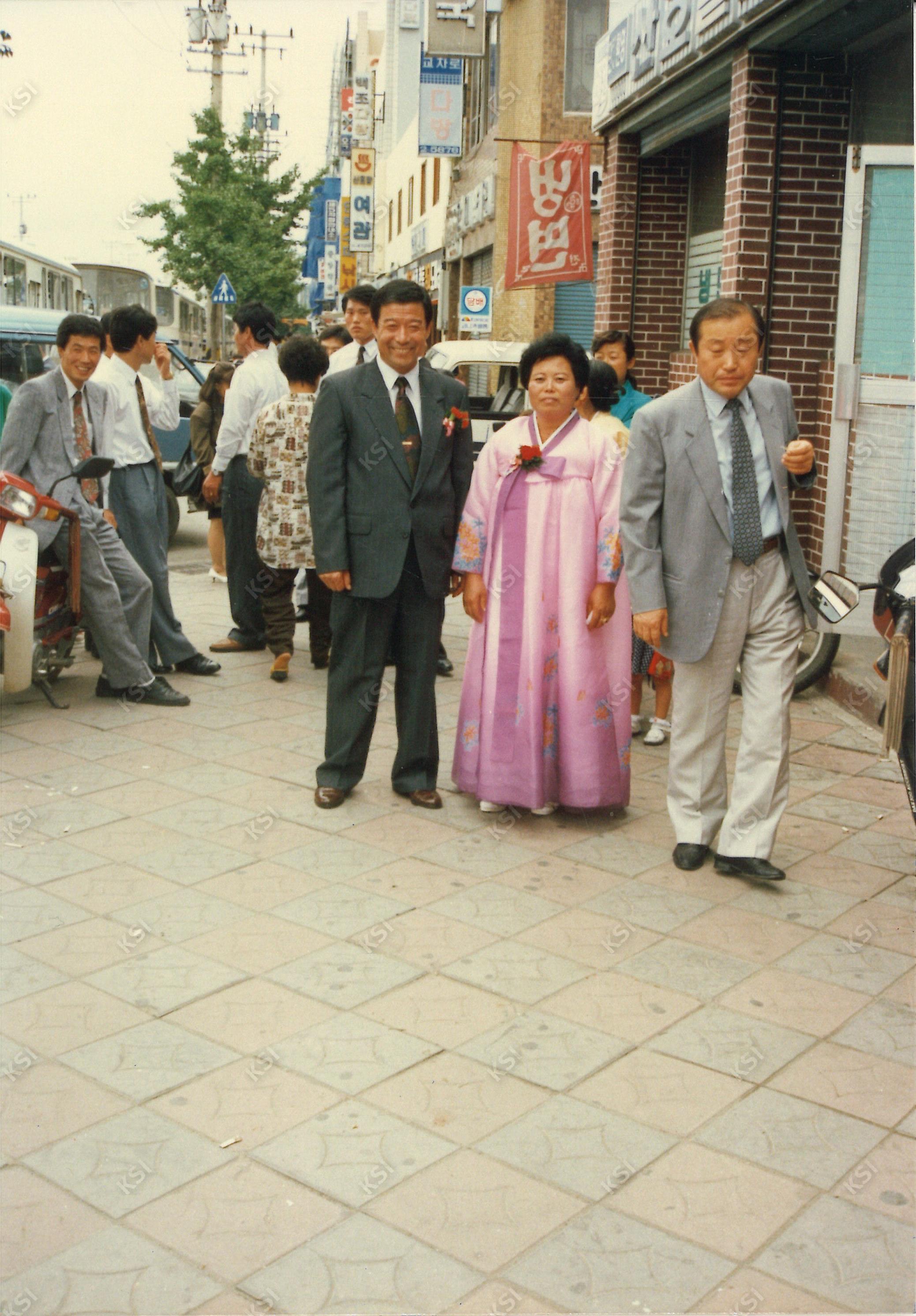 1992년 금성예식장 맞은편 식당 앞에서