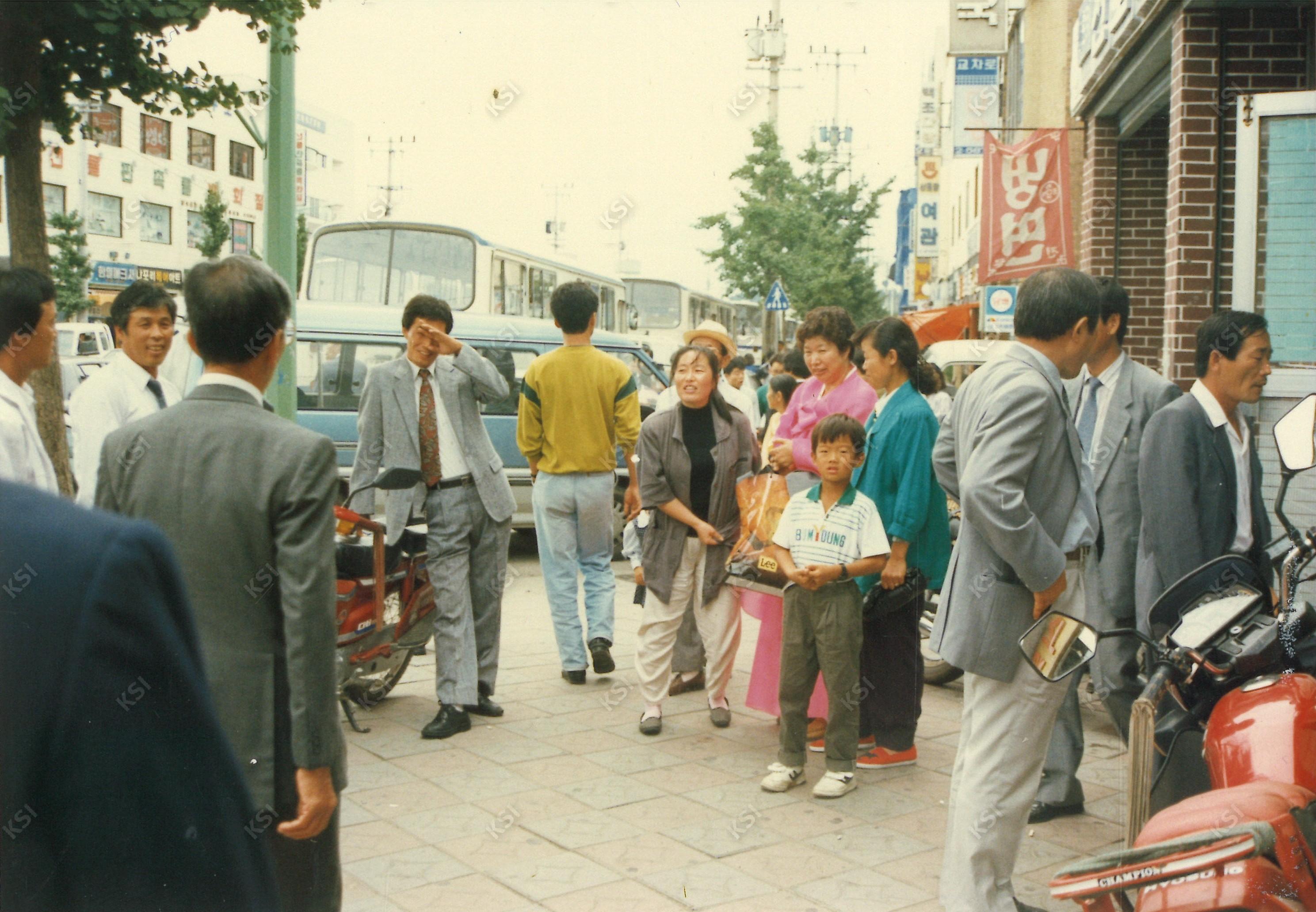 1992년 금성예식장 맞은편 식당 앞에서