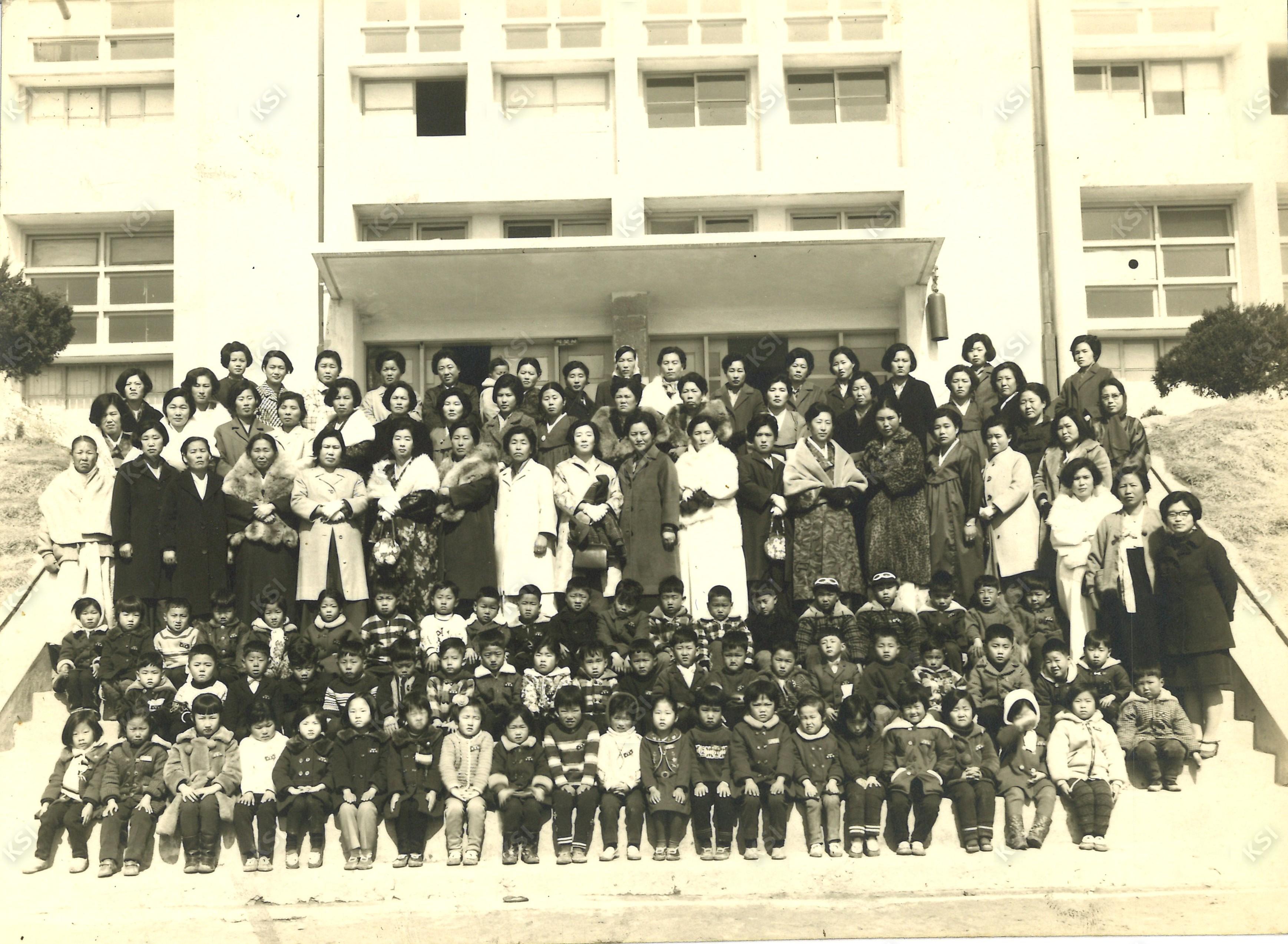 1960년대 후반 대구교대부설초등학교 입학 기념