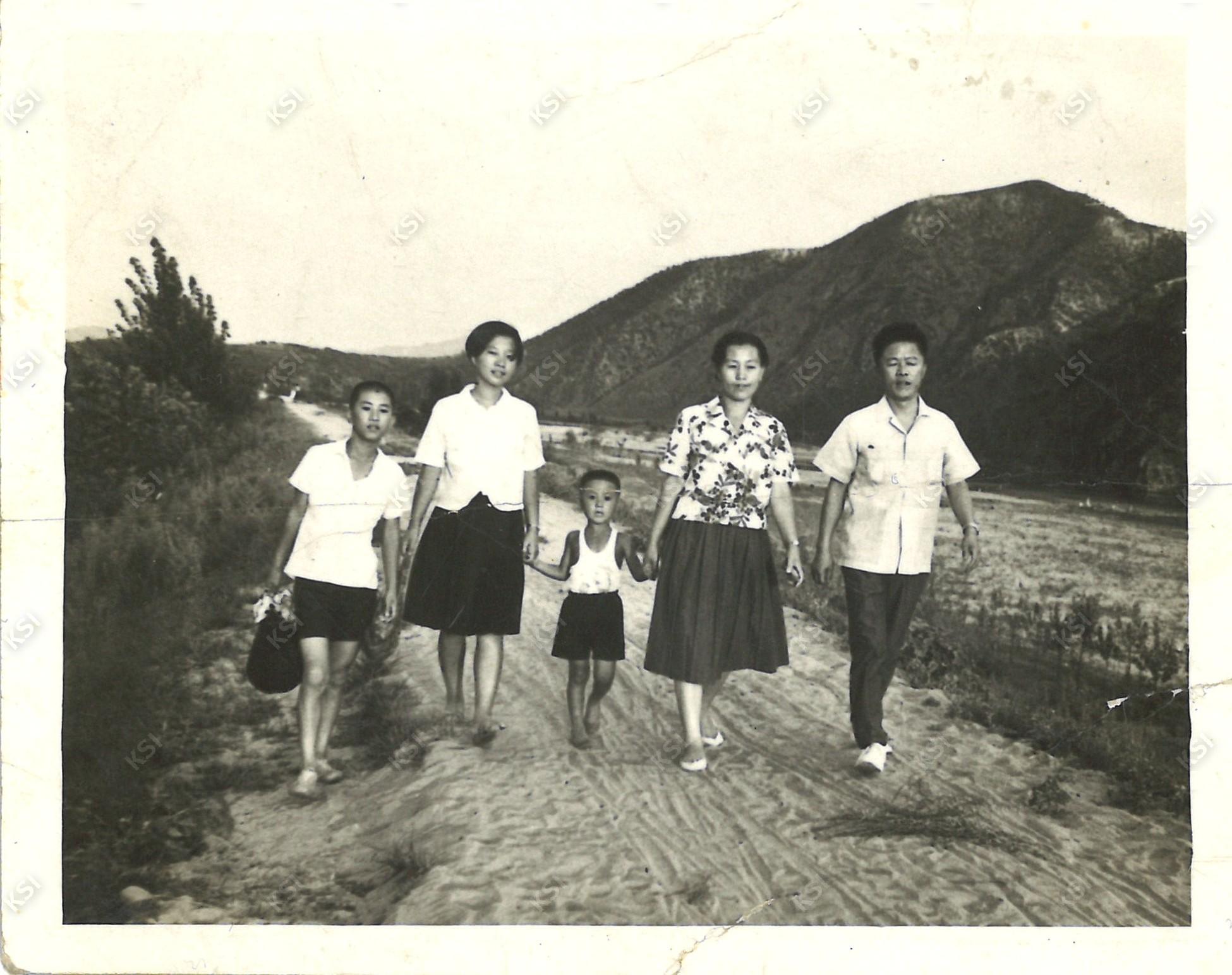 1965년 용상동(마뜰) 포도밭 옆 뚝방길에서