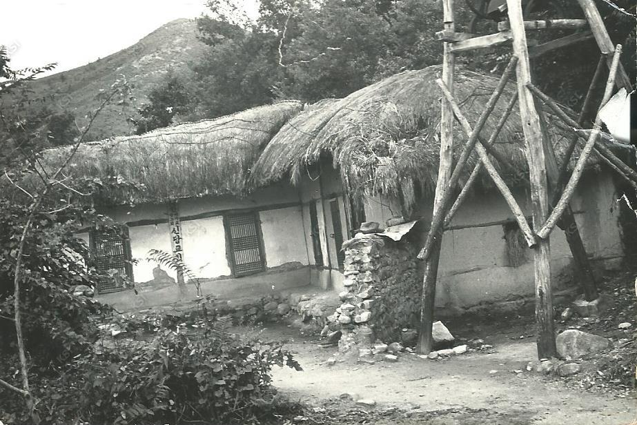 1957년에서 1972년 사이 ‘ㄱ’자 초가 신당교회