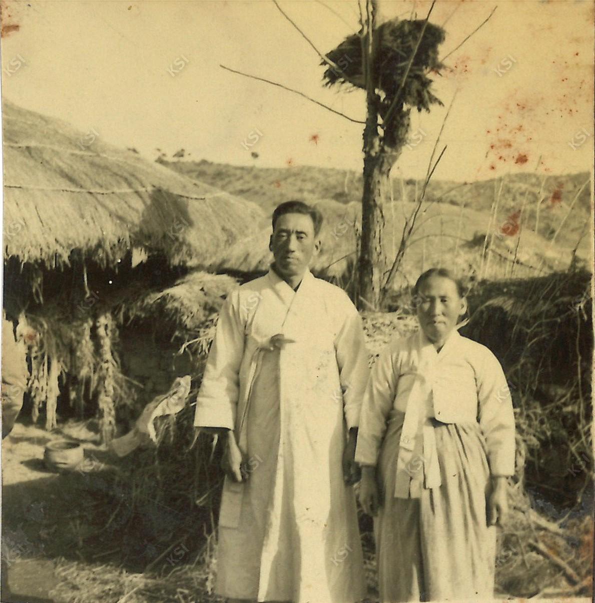 1940년대 광풍정 근처에서 아버지와 큰고모