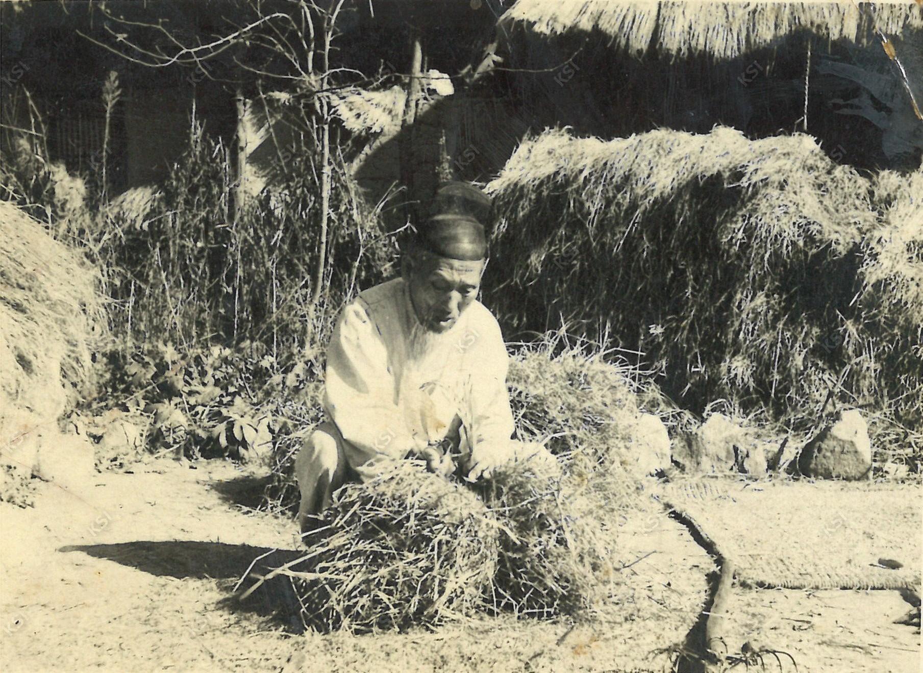 1960년대 짚거둠을 하시는 할아버지