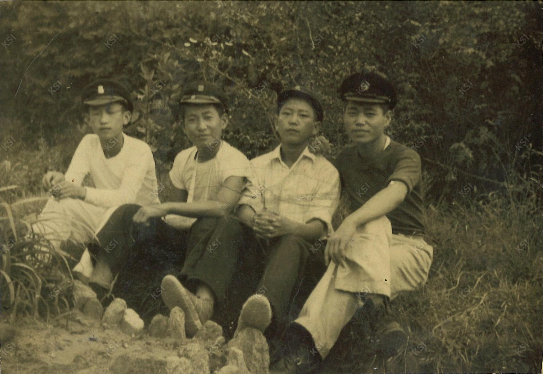 1957년 친구들과 동네에서