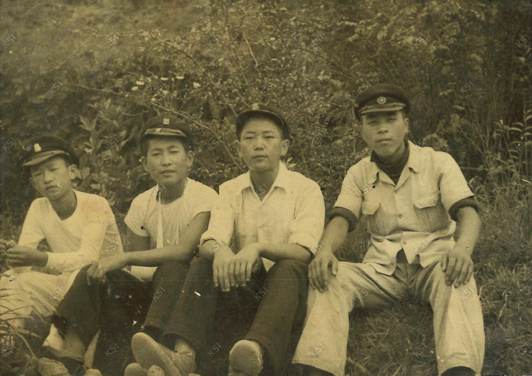 1957~1958년 마을 친구들과 함께