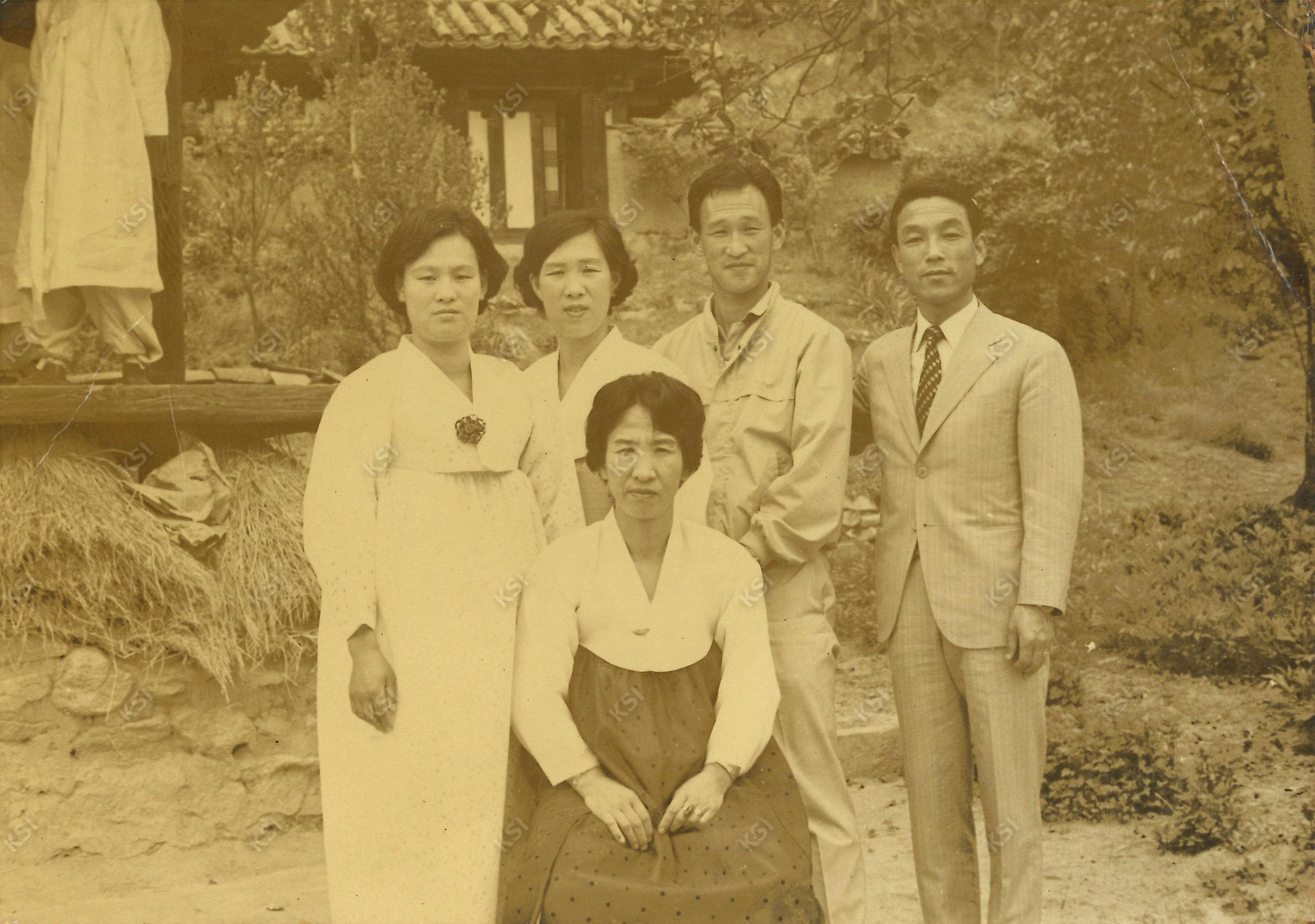 1970년경당종택 마당에서 남매가 함께한 모습