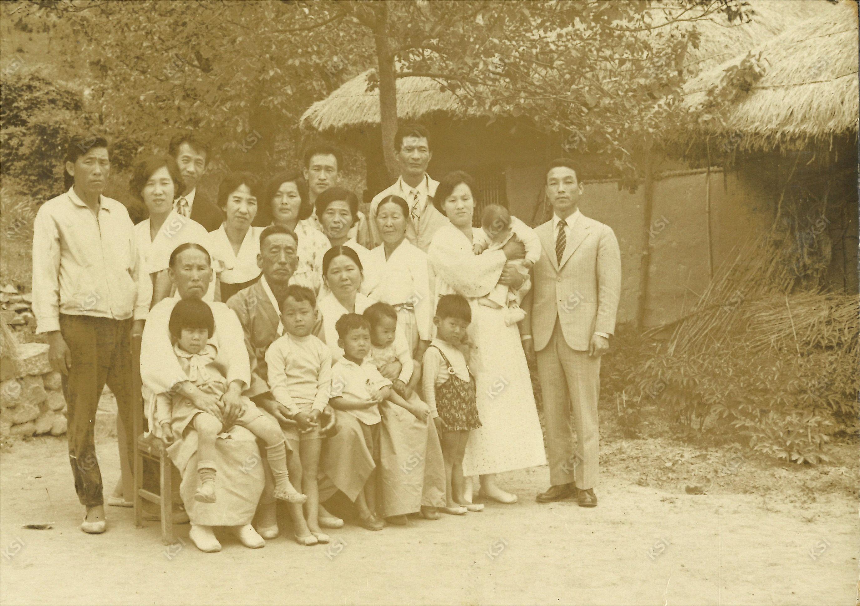 1970년대 가족들과 경당종택에서