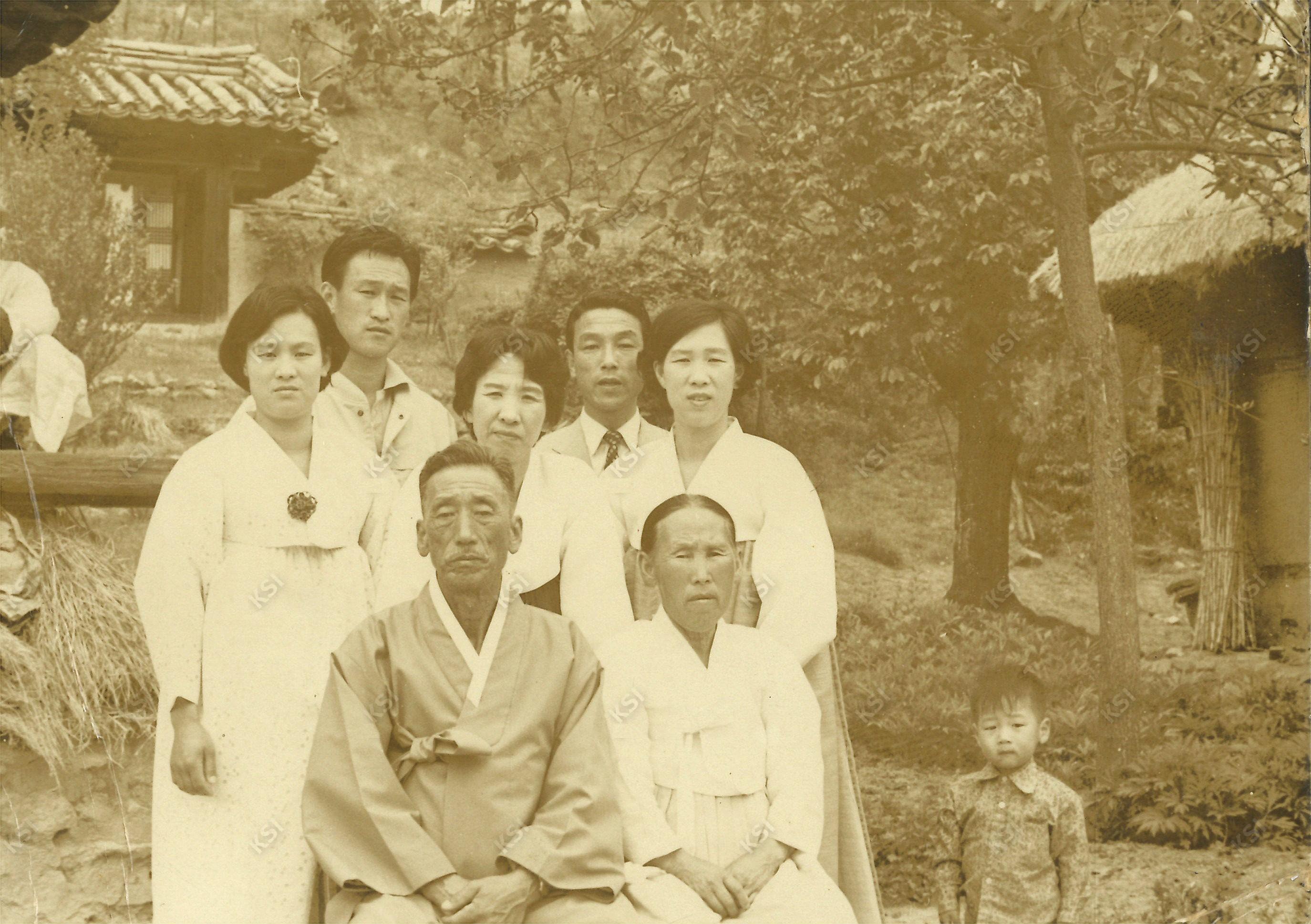 1970년대 가족들과 경당종택에서