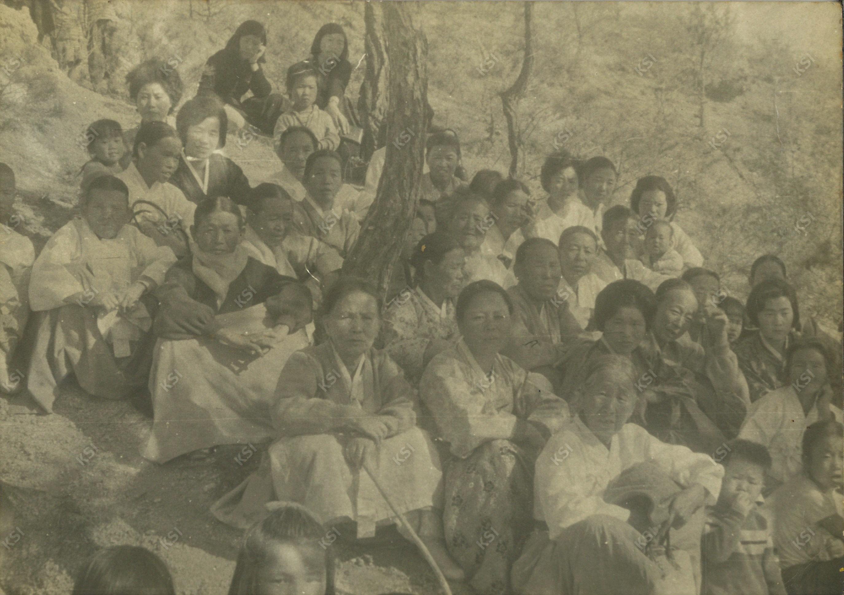 1945년 이전 경당종가 마을 부녀들의 화전놀이