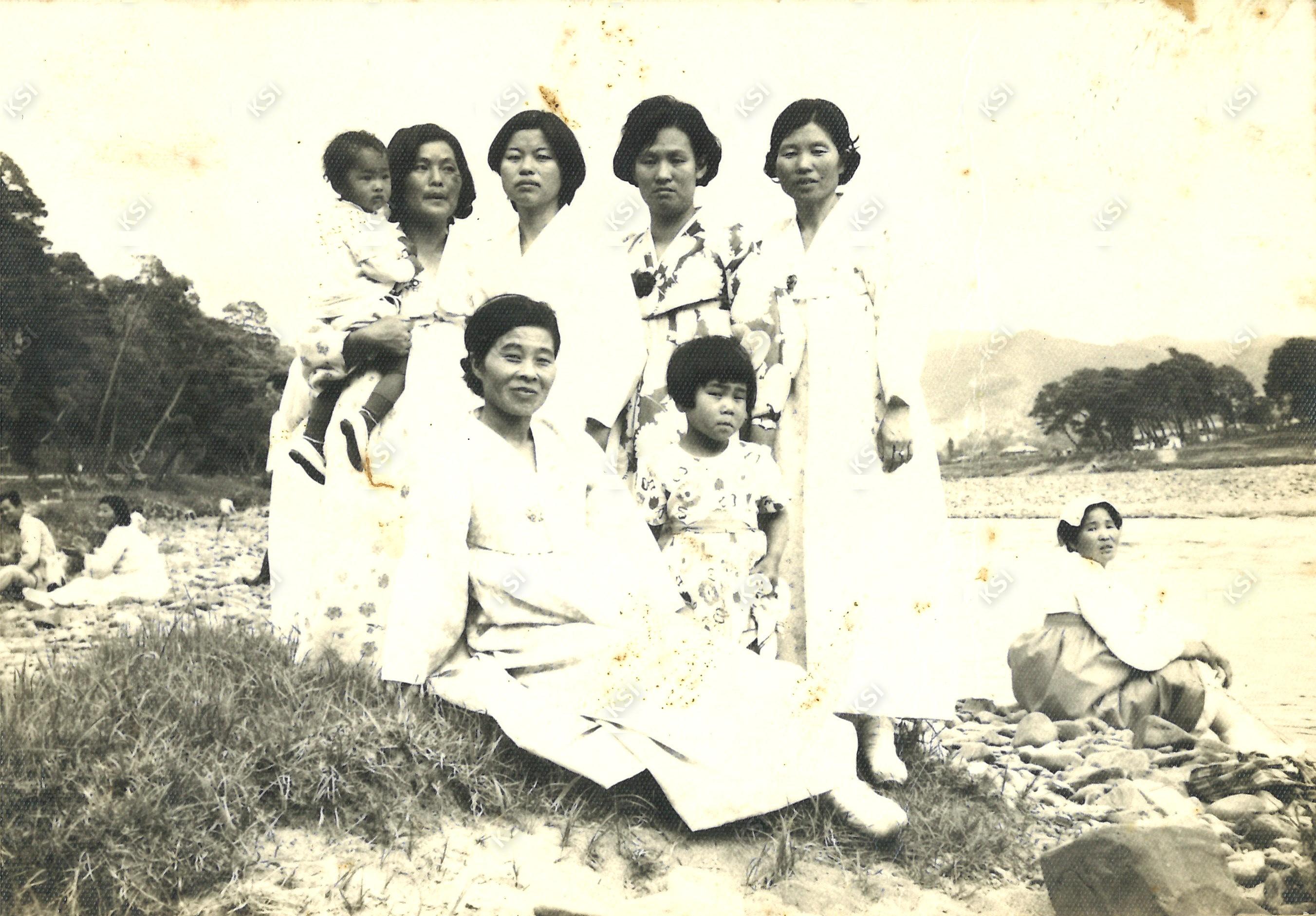 1960년대 말 동네 주민들의 강 나들이