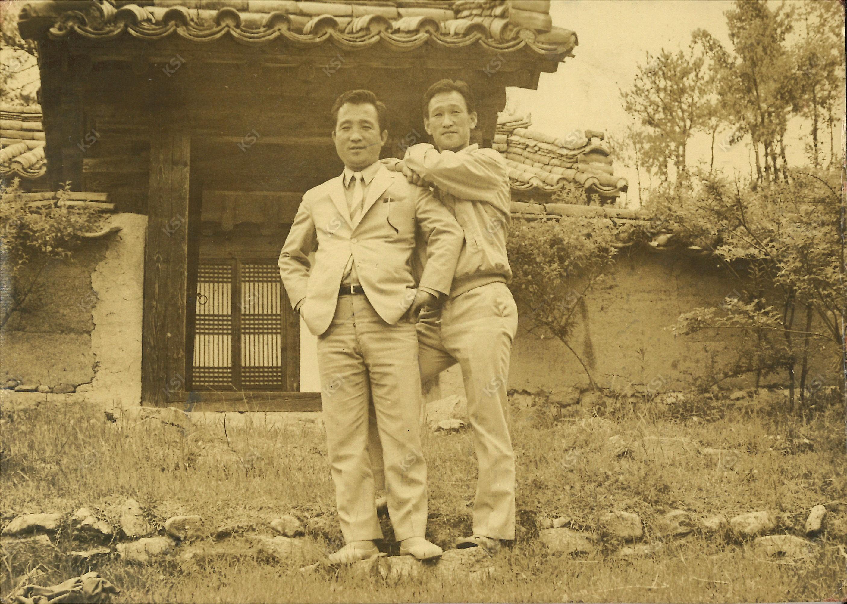 1970년대 후반 사당 앞에서