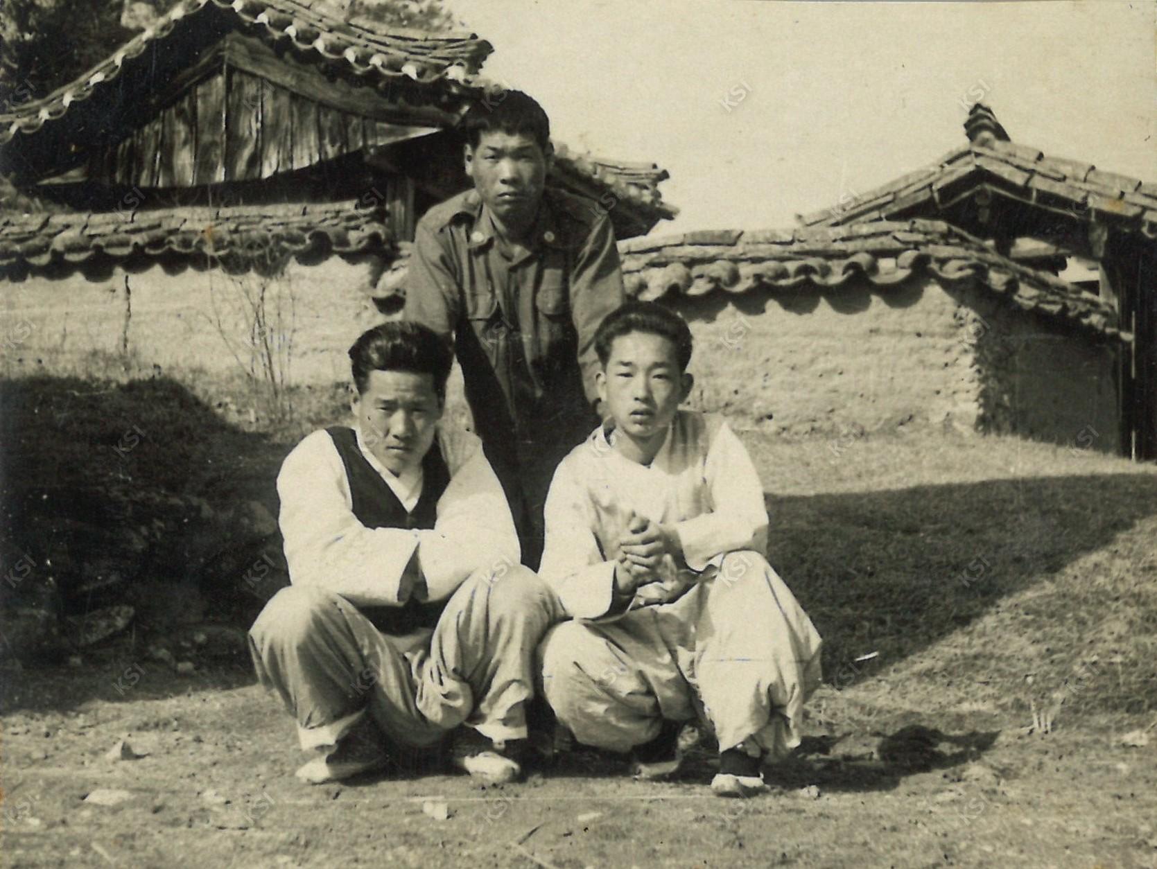 1975년경 경당종택 사당 앞에서