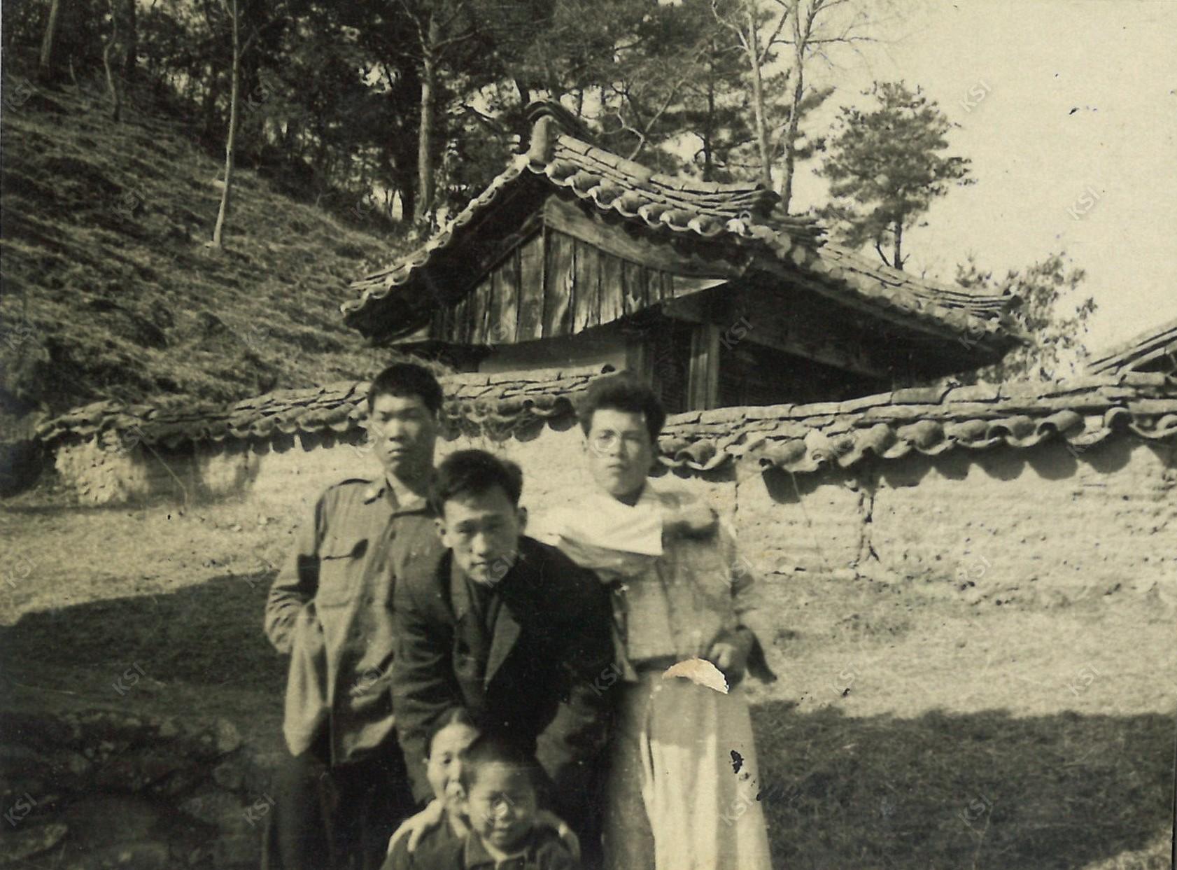 1975년경 경당종택 사당 앞에서
