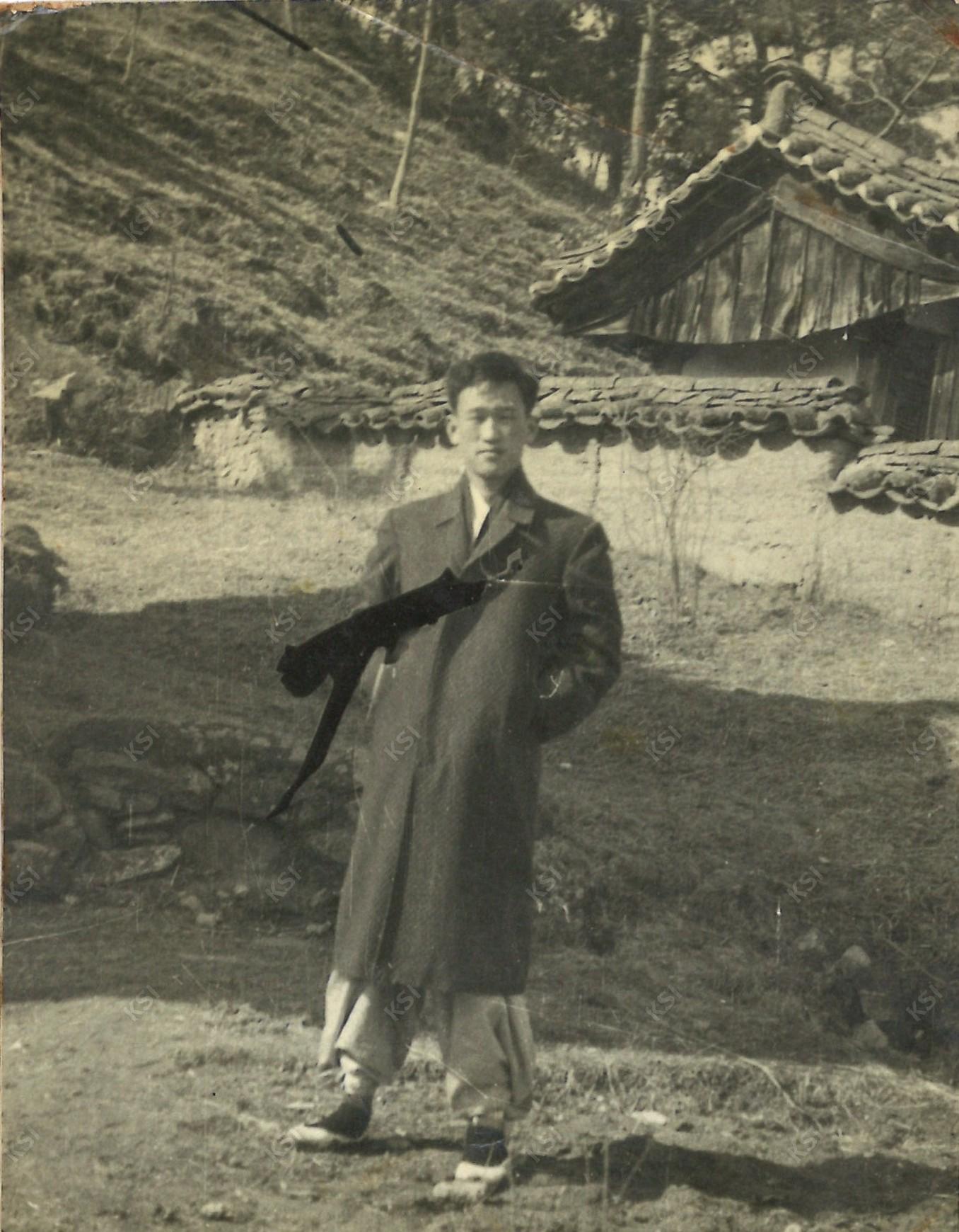 1975년경 경당종택 사당 앞에서