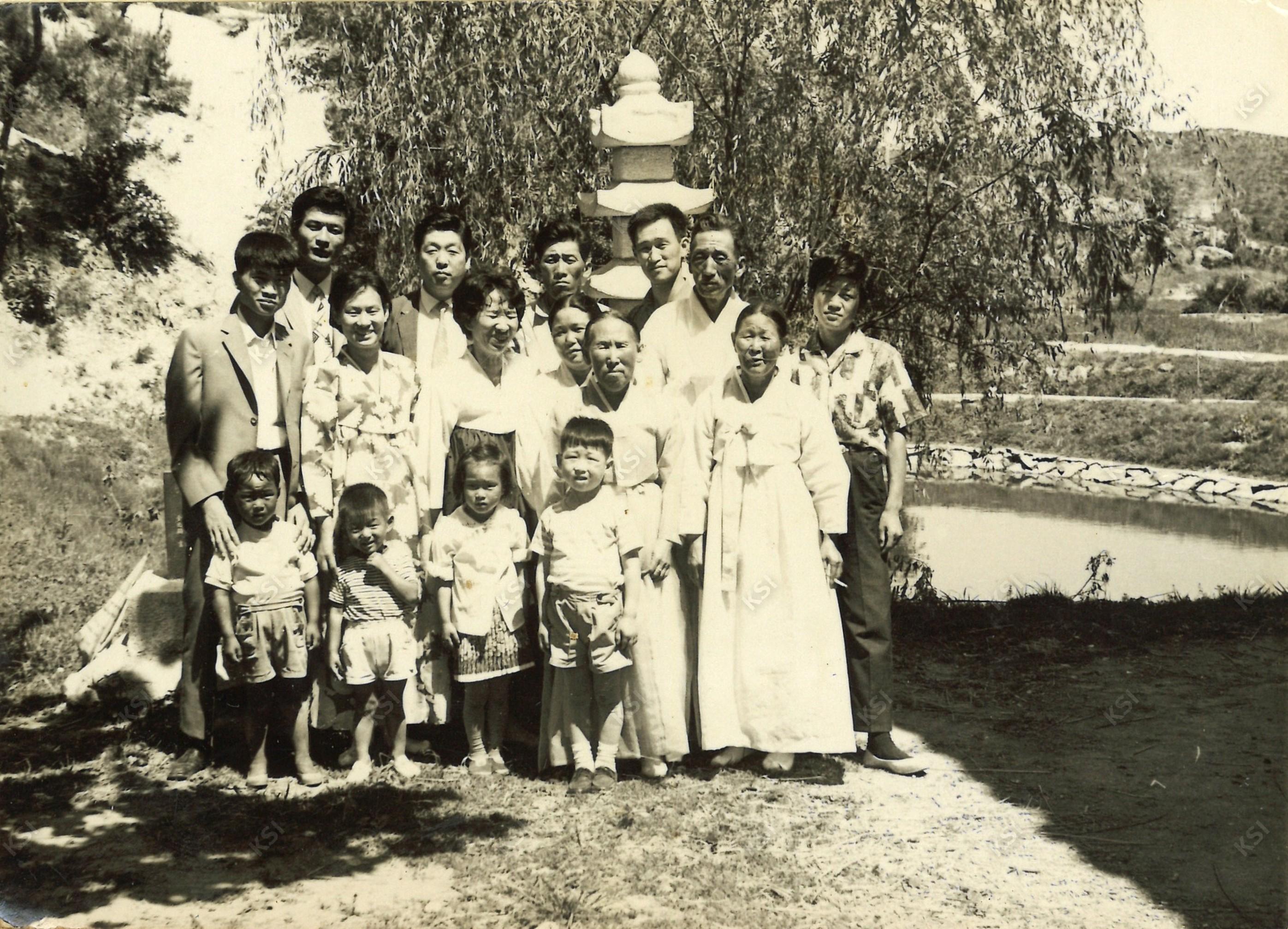 1960년대 중반 안동 장태사공 성곡재사에서 찍은 가족사진