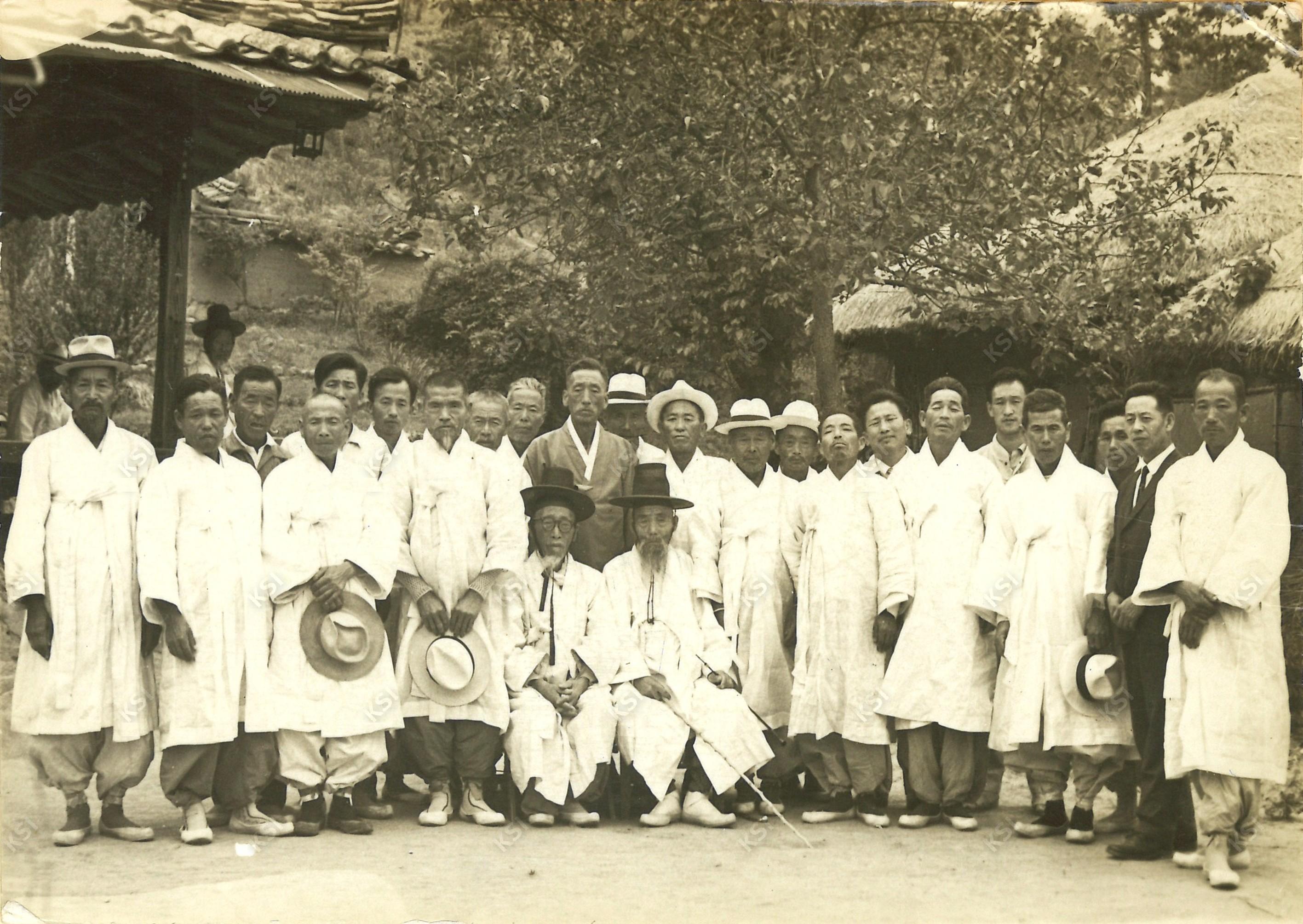 1950~1960년대 경당종택에서 집안 어르신들 모습