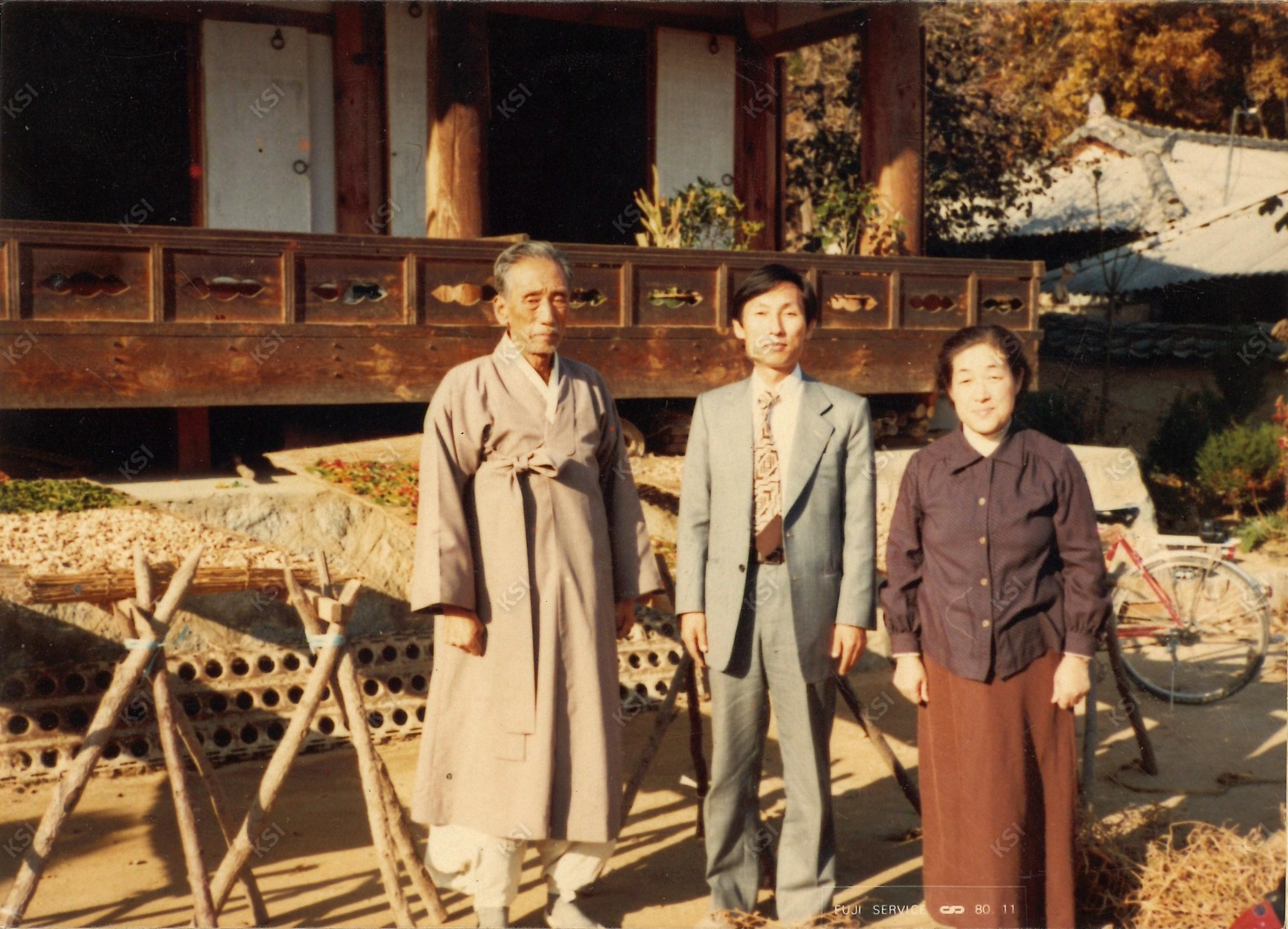 1980년 사랑채 앞에서