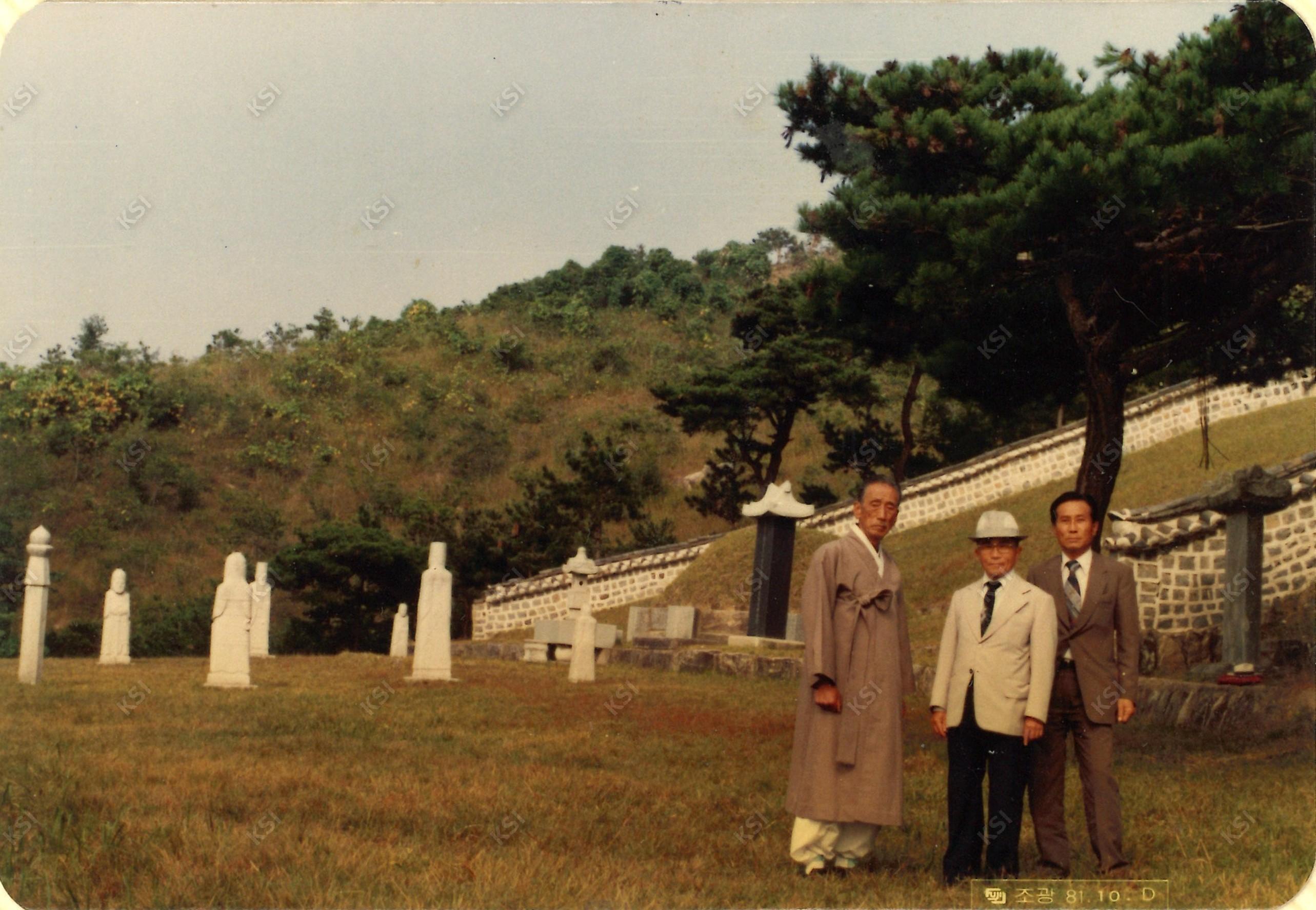 1981년 장태사 단소 앞에서