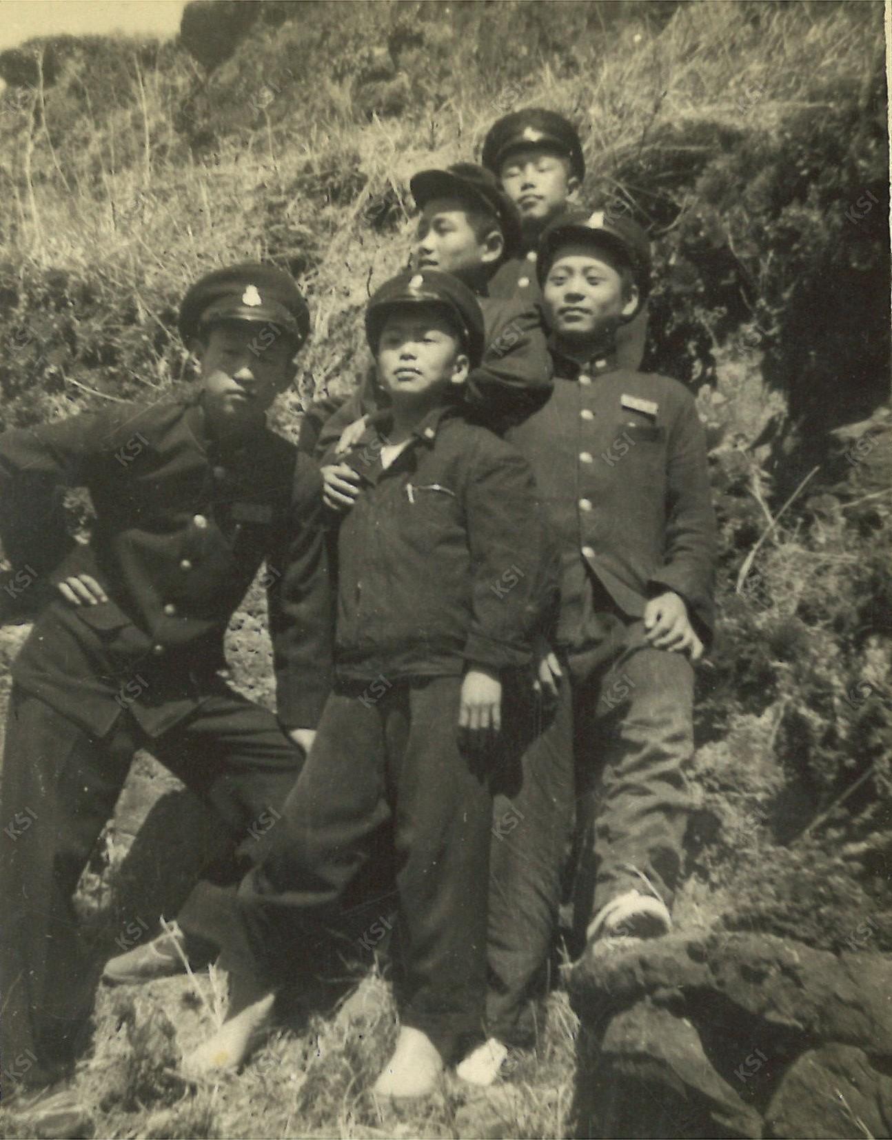 1955년 고등학교 친구들과 함께