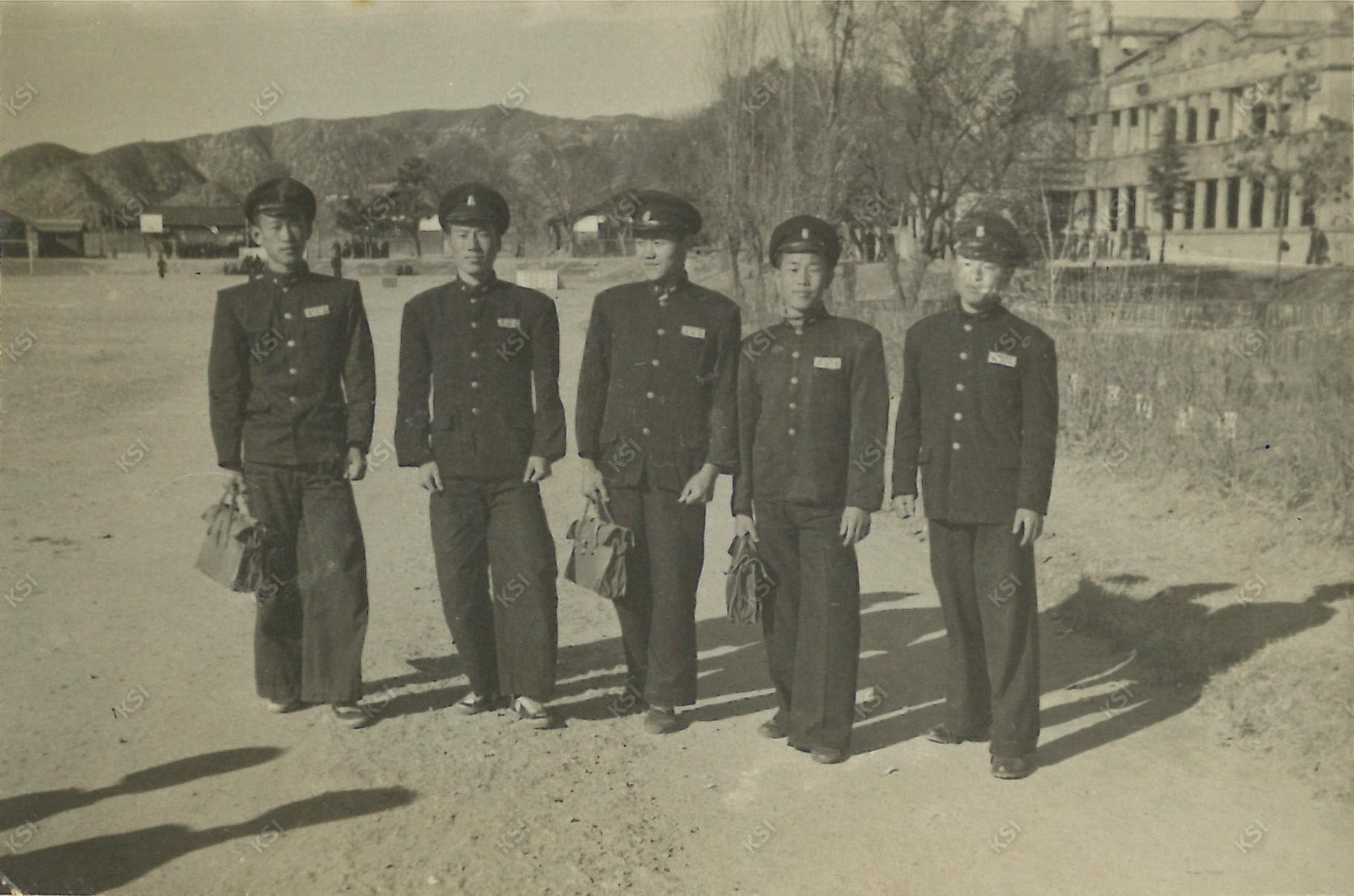 1958년 안동농림학교에서 친구들과