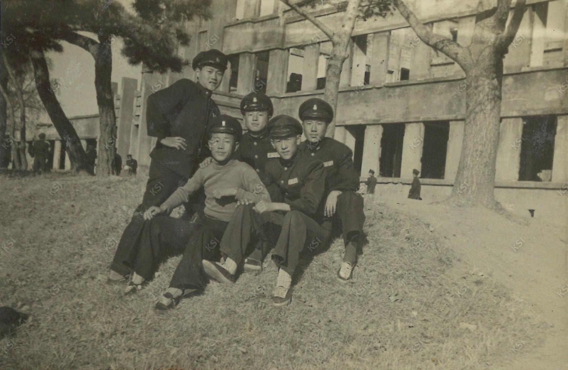 1958년 안동농림학교에서 친구들과