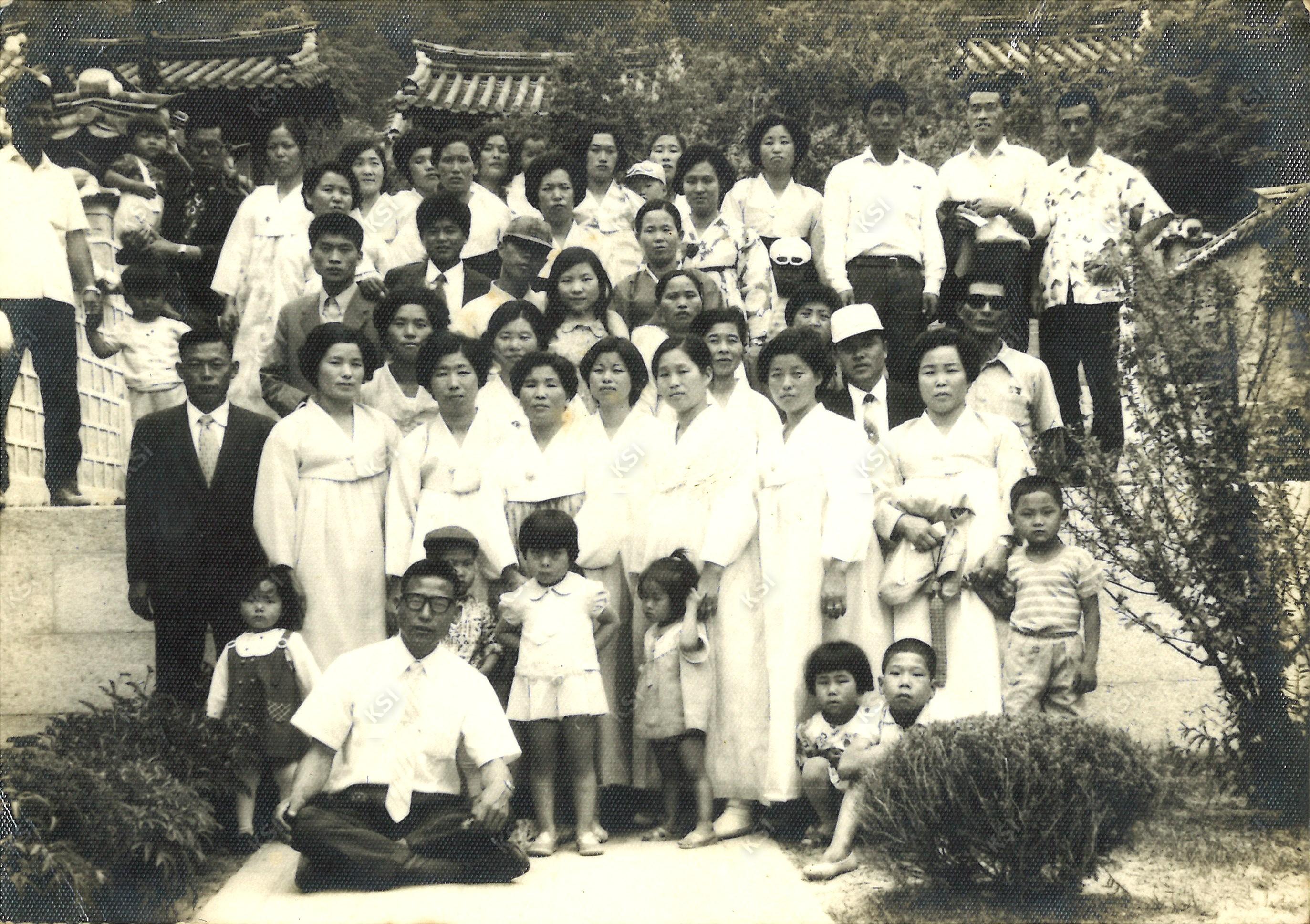 1970년대 초 도산서원에서 가족 단체 사진
