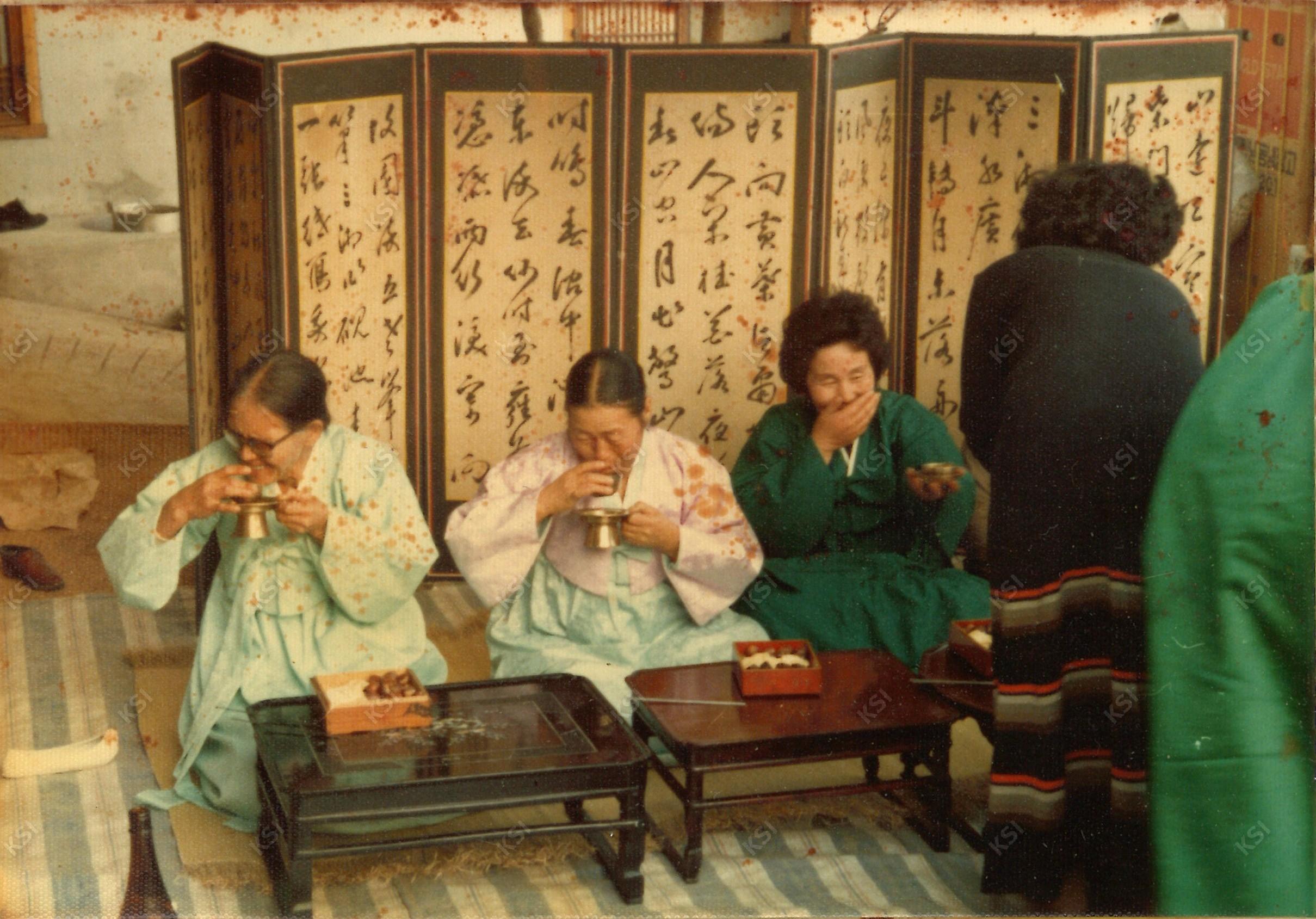1979년 시댁 안어른들께 올린 술을 마시는 모습