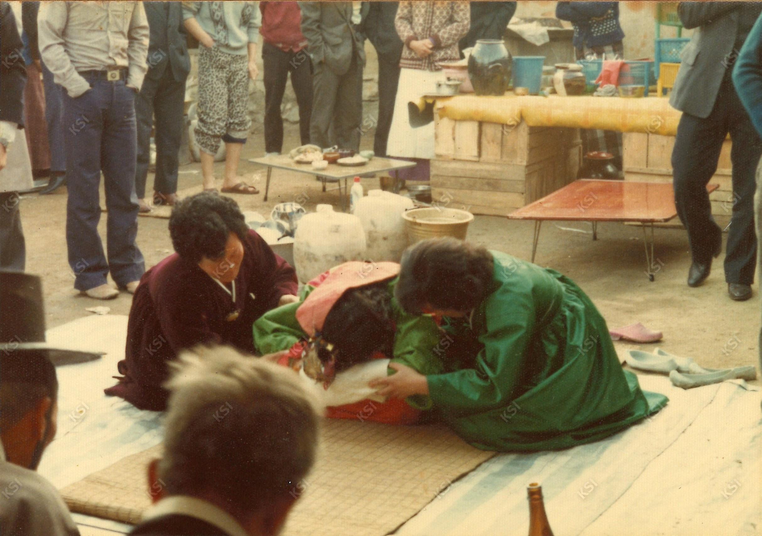 1979년 바깥어른들께 절하는 모습