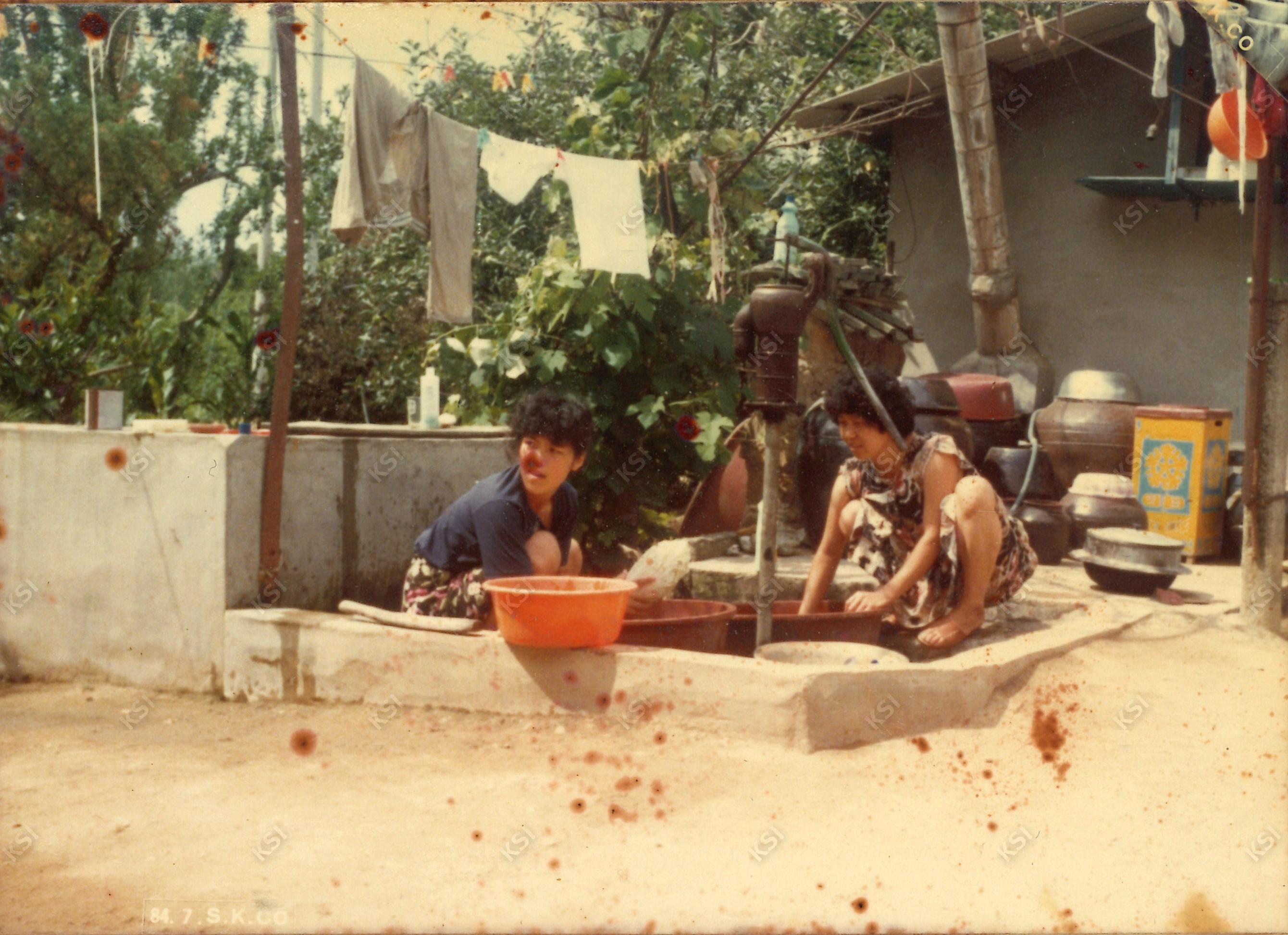 1980년대 수돗가에서 배추를 다듬는 모습